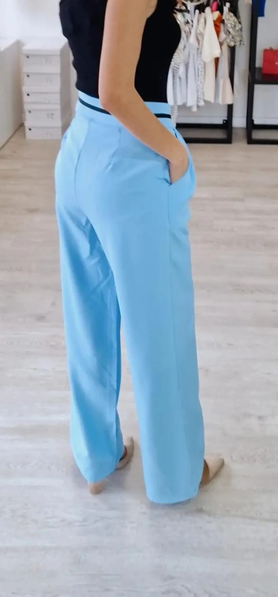 Calça de Tecido com Risca Preta na Cinta (Tamanho S) 5