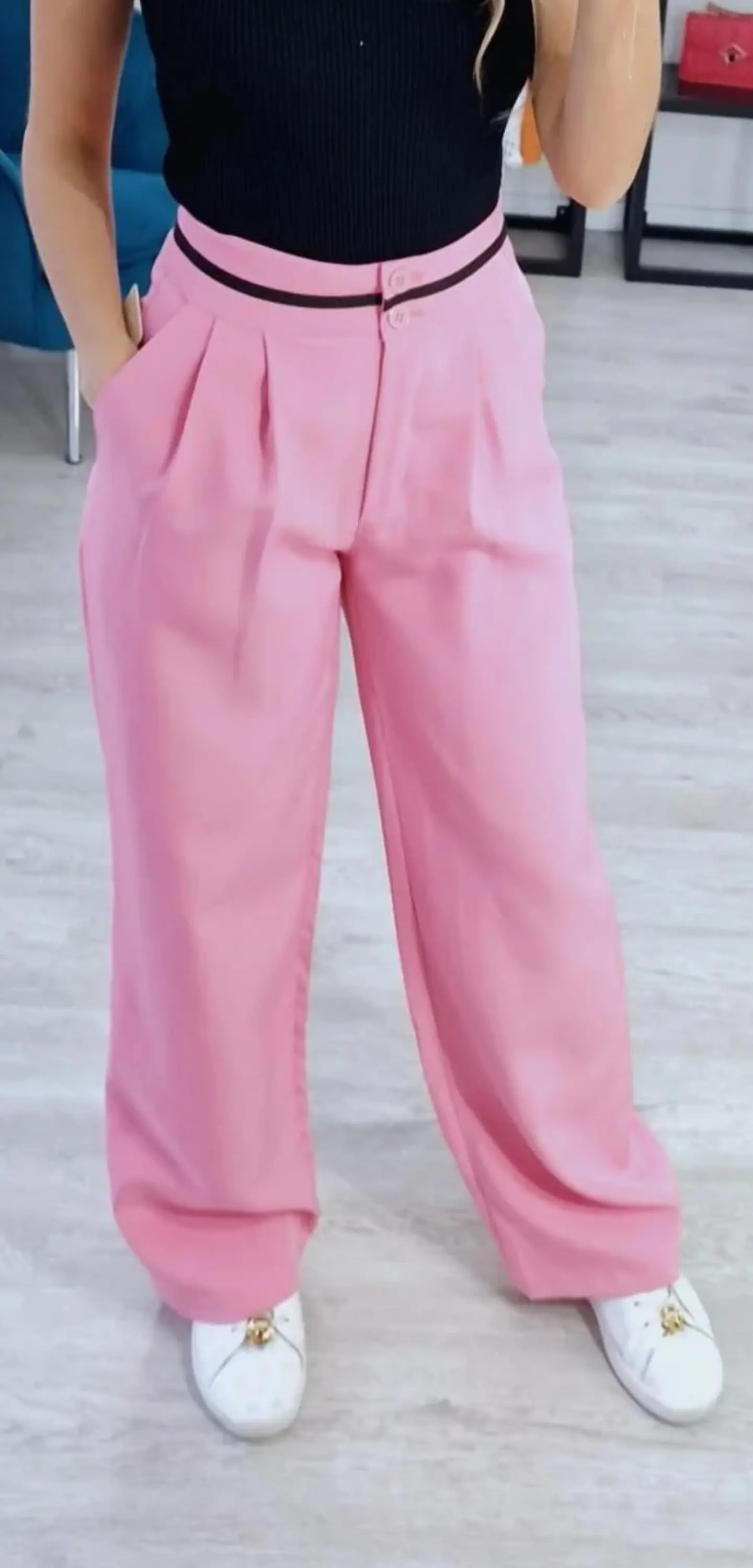 Calça de Tecido com Risca Preta na Cinta (Tamanho S) 6