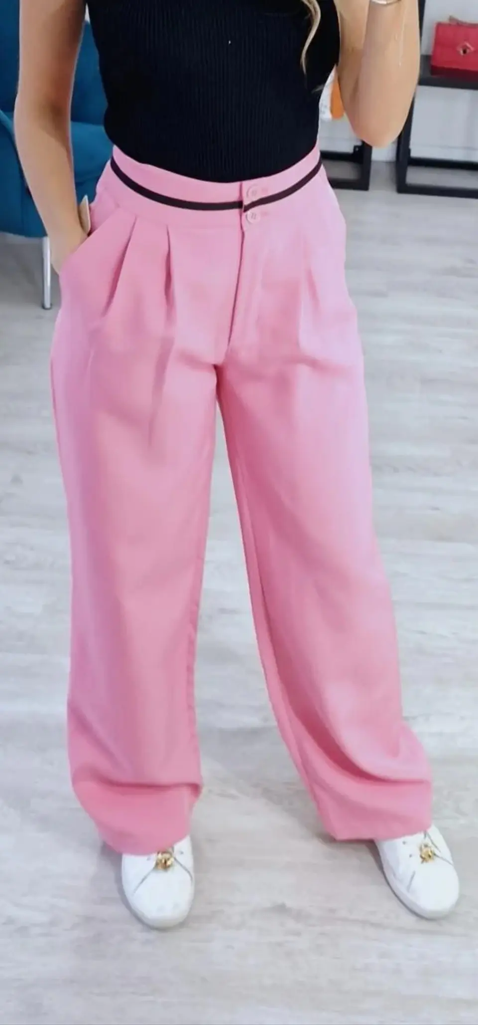 Calça de Tecido com Risca Preta na Cinta (Tamanho S) 6