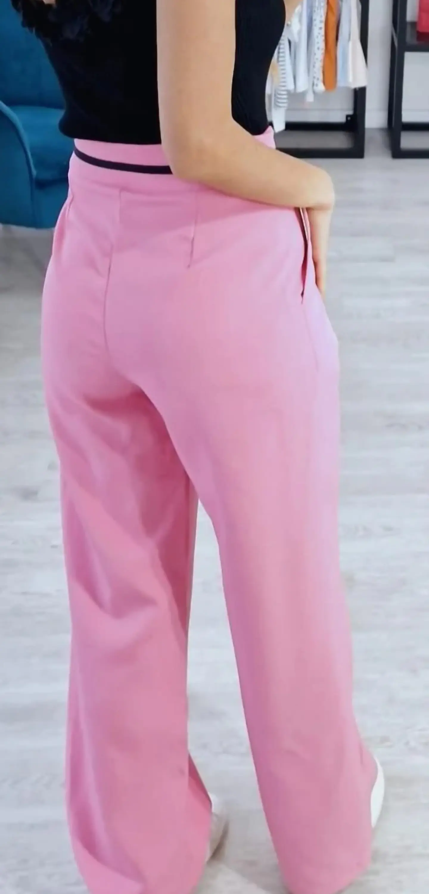 Calça de Tecido com Risca Preta na Cinta (Tamanho S) 7