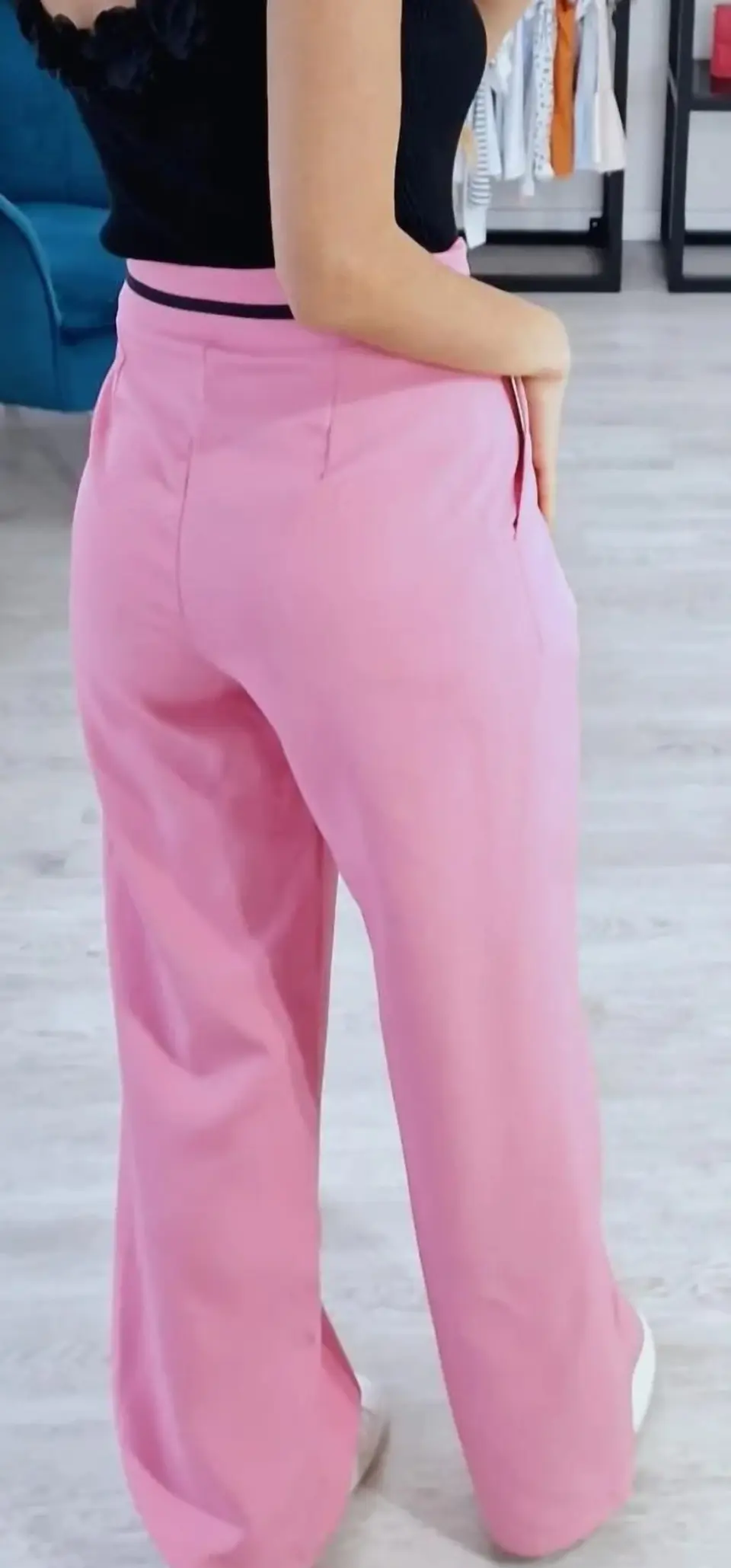 Calça de Tecido com Risca Preta na Cinta (Tamanho S) 7