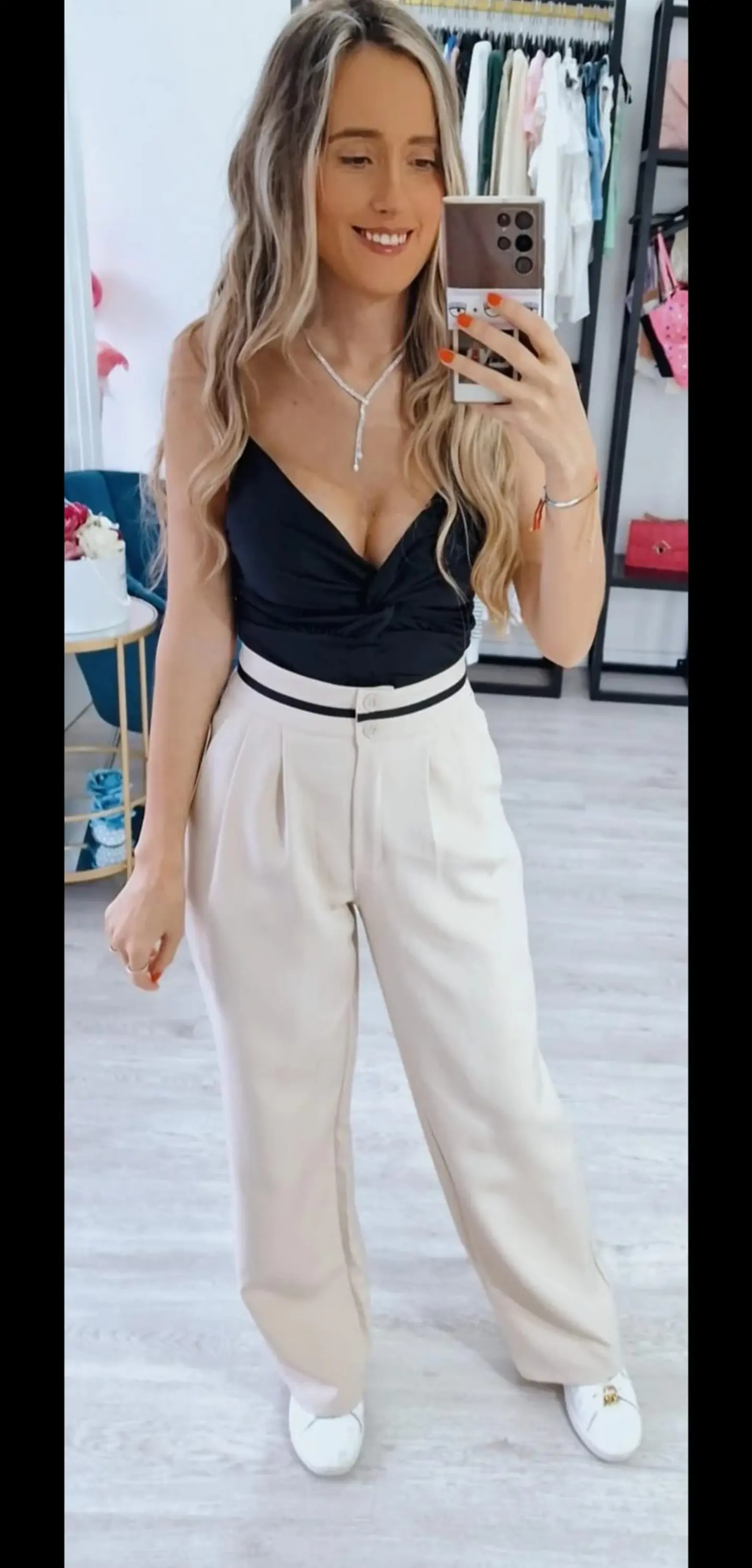 Calça de Tecido com Risca Preta na Cinta (Tamanho S) 3