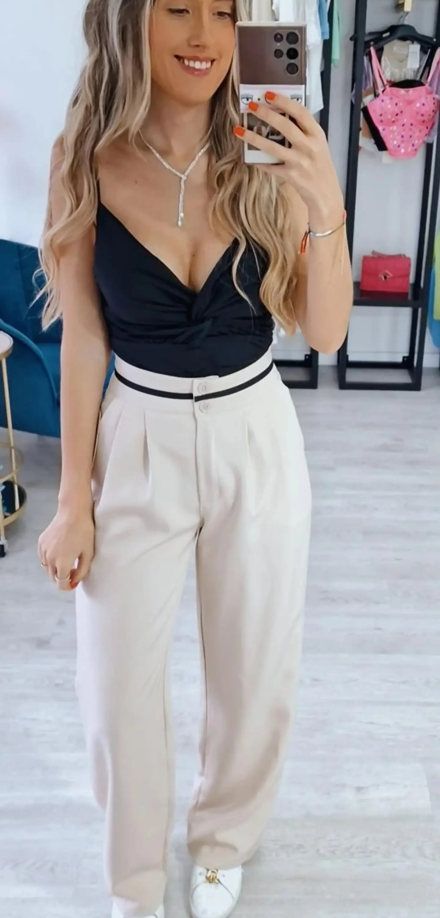 Calça de Tecido com Risca Preta na Cinta (Tamanho S) 1