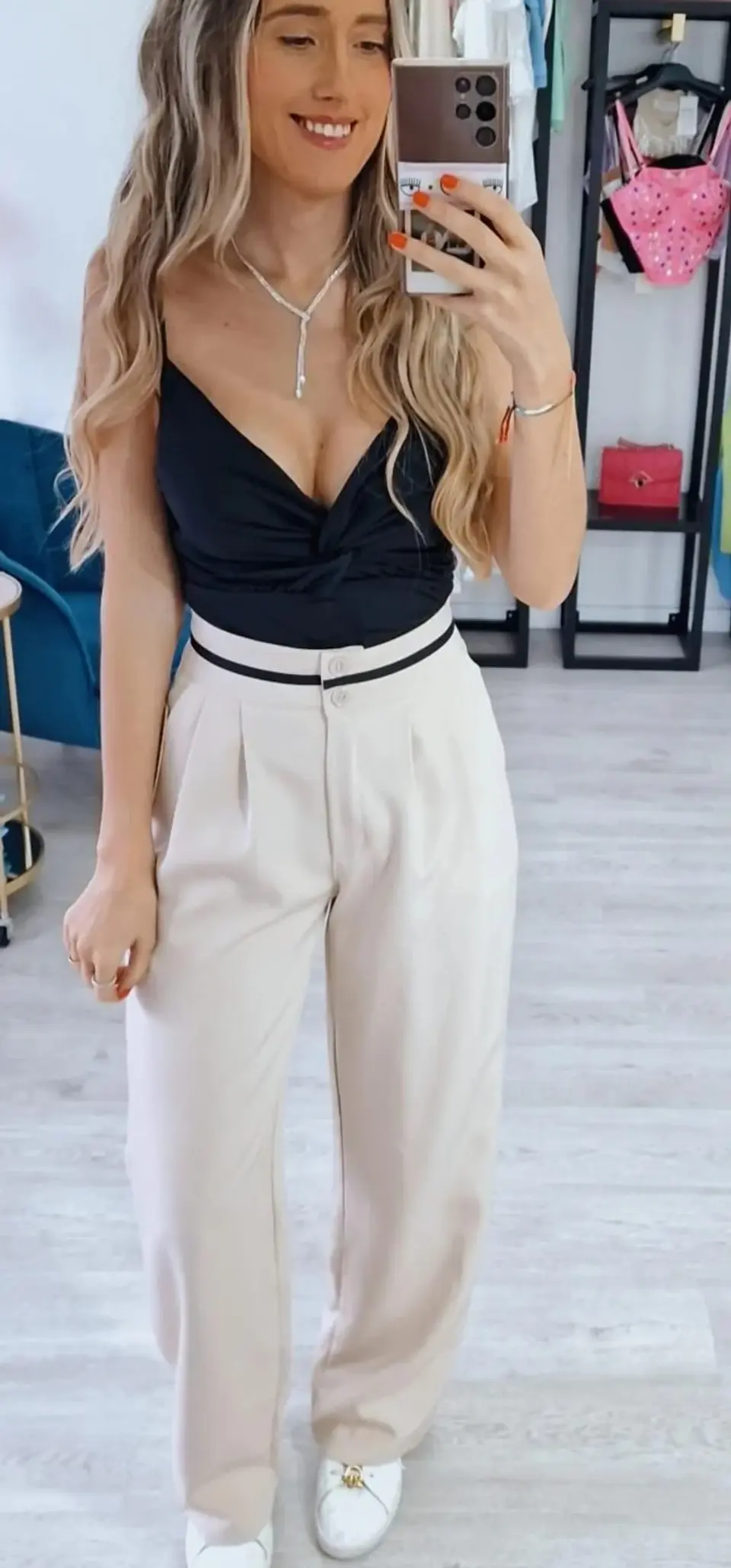 Calça de Tecido com Risca Preta na Cinta (Tamanho S) 1