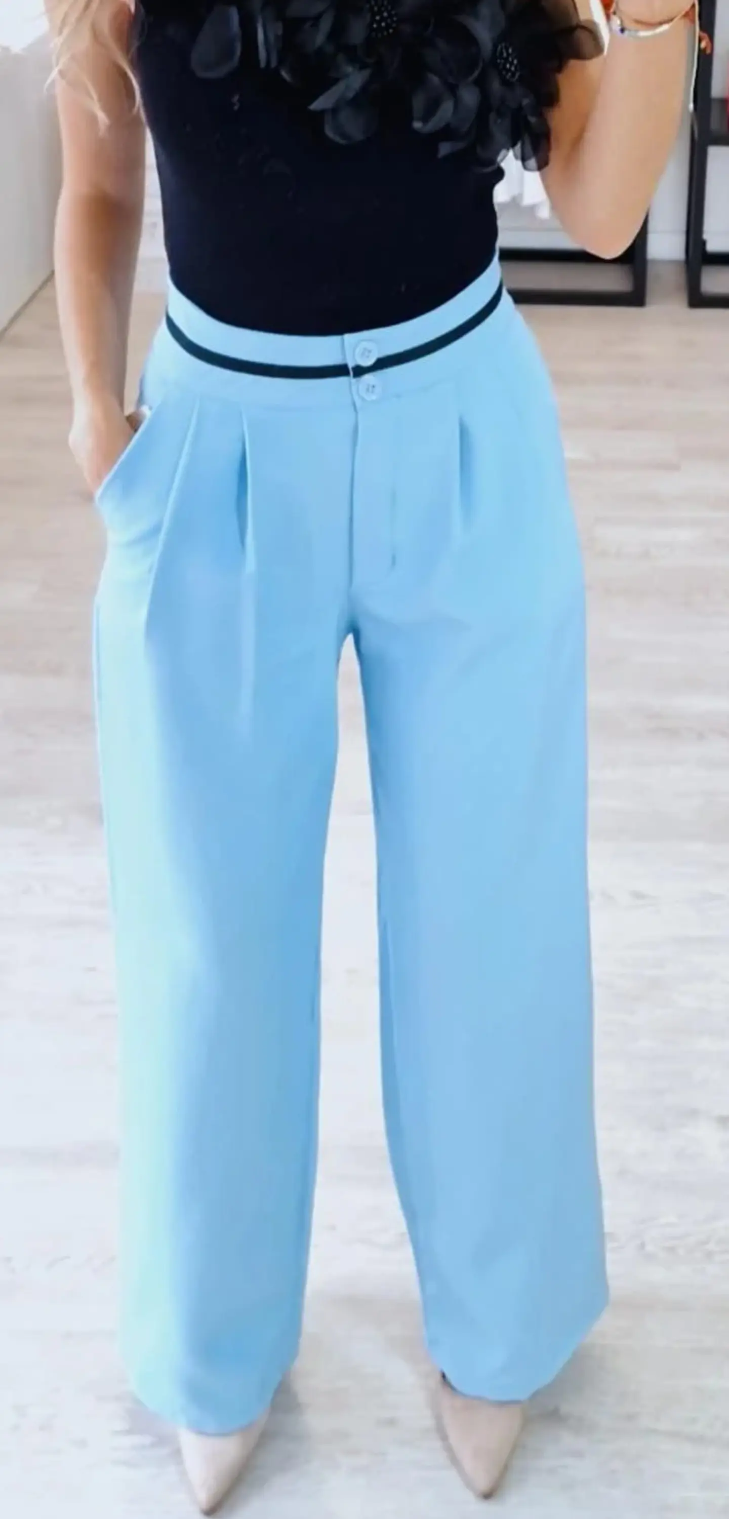 Calça de Tecido com Risca Preta na Cinta (Tamanho S) 4