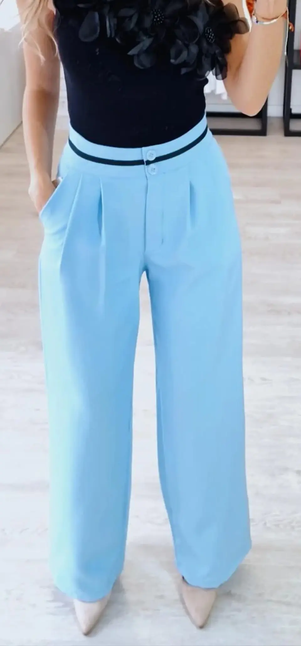 Calça de Tecido com Risca Preta na Cinta (Tamanho S) 4