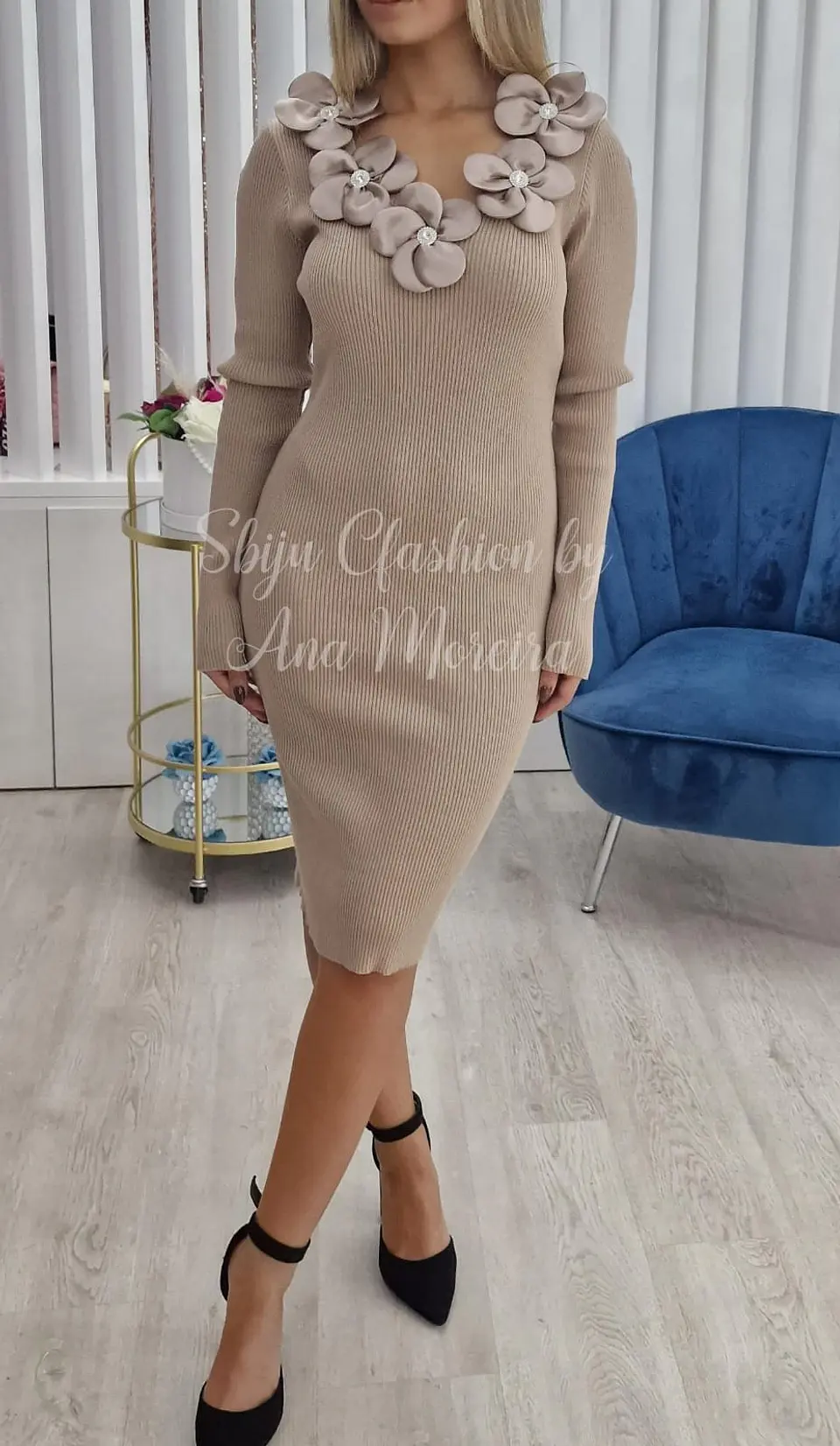 Vestido com Detalhe de Decote em Flores - TU 3