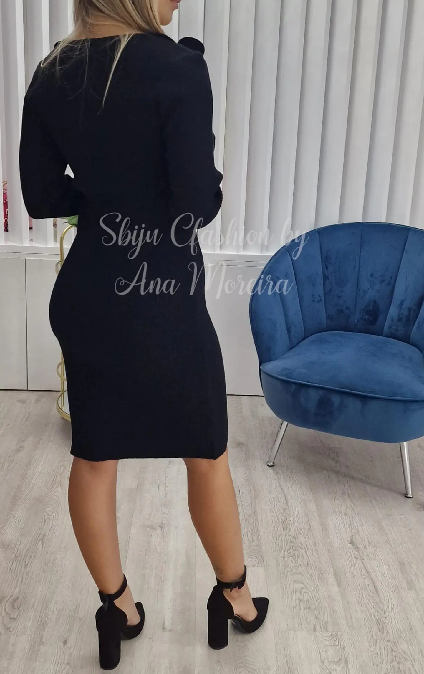 Vestido com Detalhe de Decote em Flores - TU 6