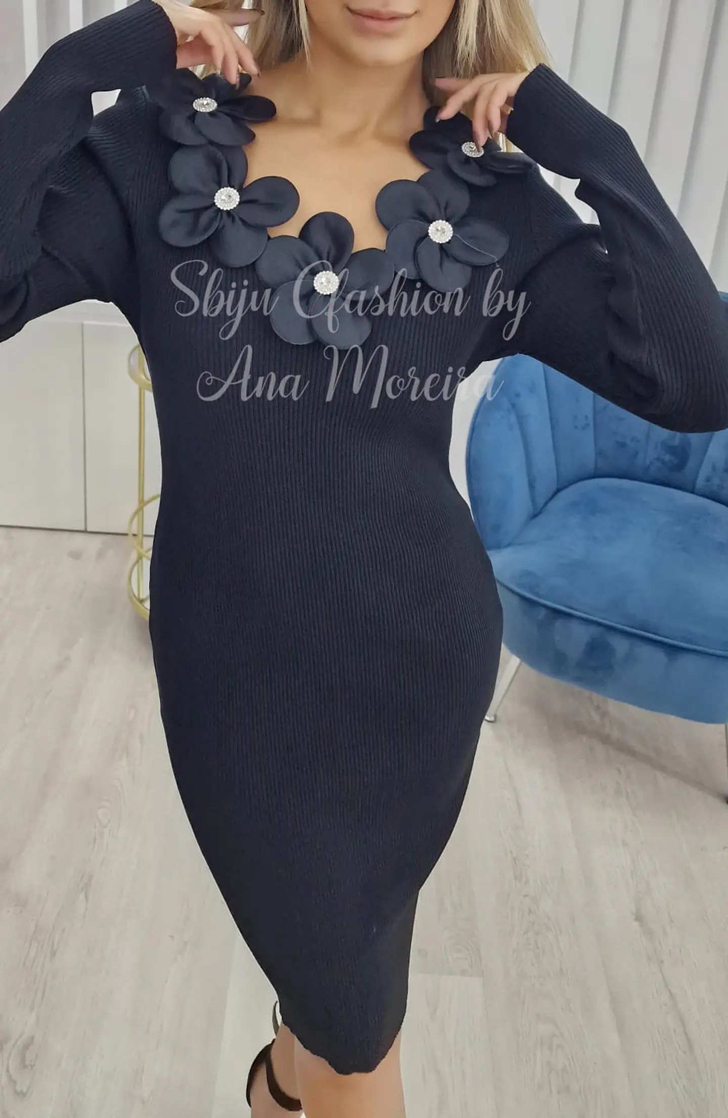 Vestido com Detalhe de Decote em Flores - TU 4