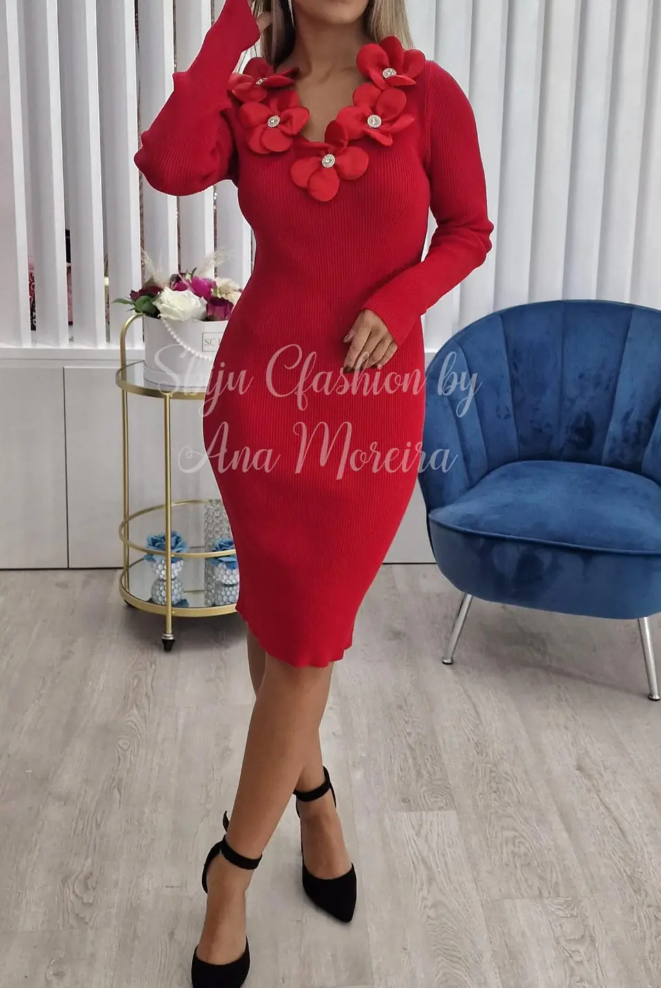 Vestido com Detalhe de Decote em Flores - TU 7