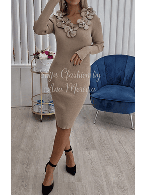 Vestido com Detalhe de Decote em Flores - TU