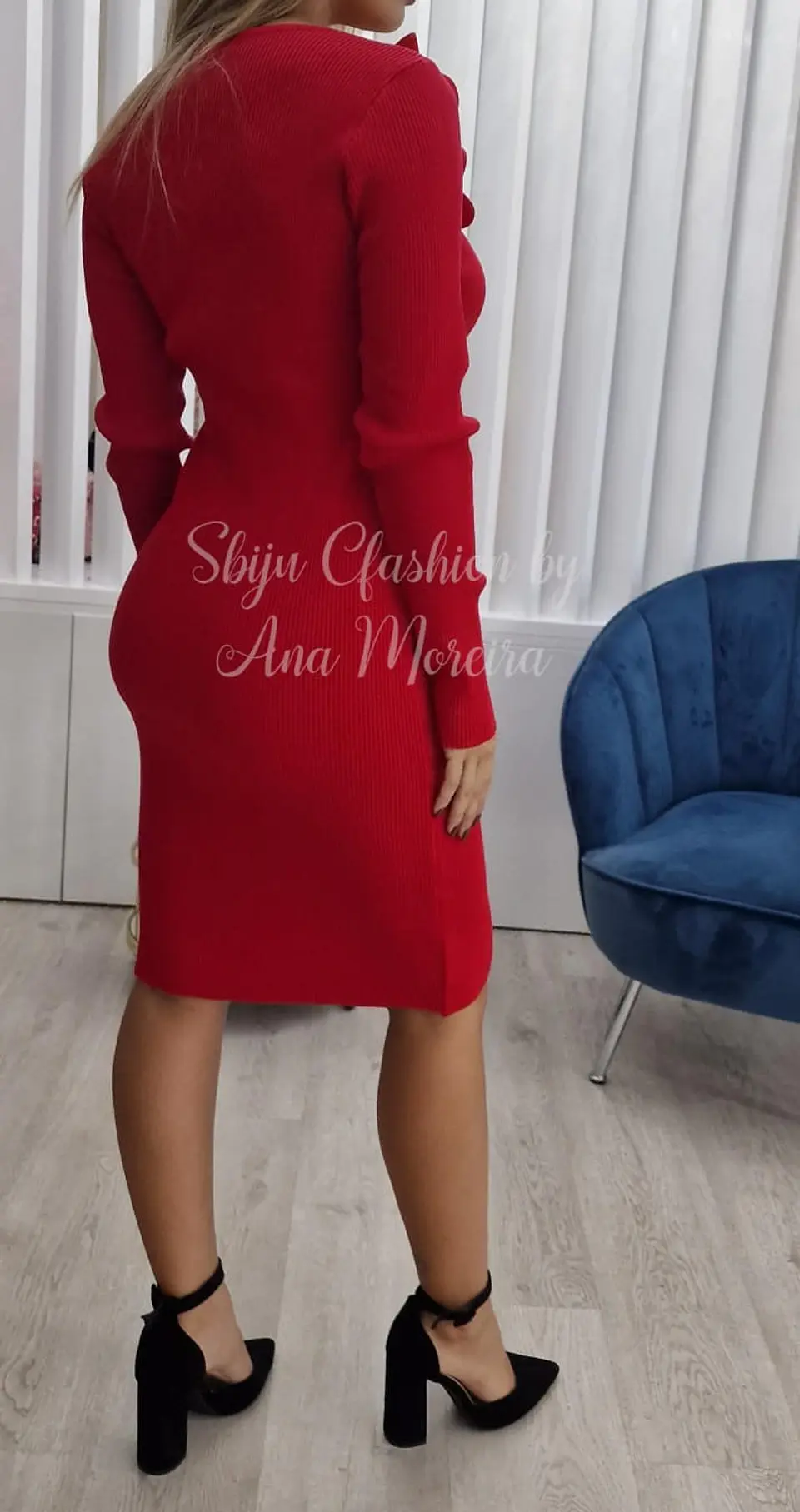 Vestido com Detalhe de Decote em Flores - TU 8