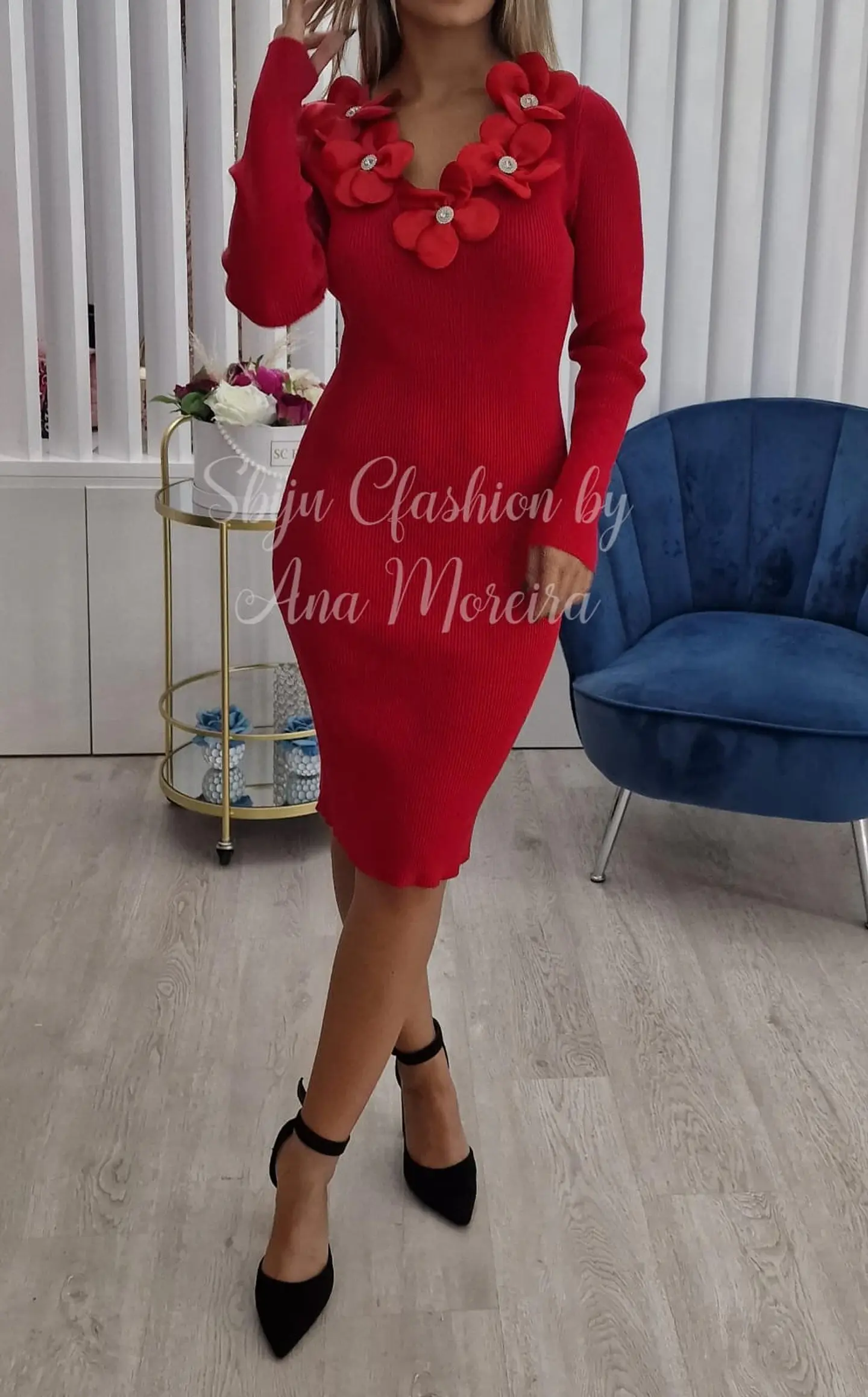 Vestido com Detalhe de Decote em Flores - TU 9