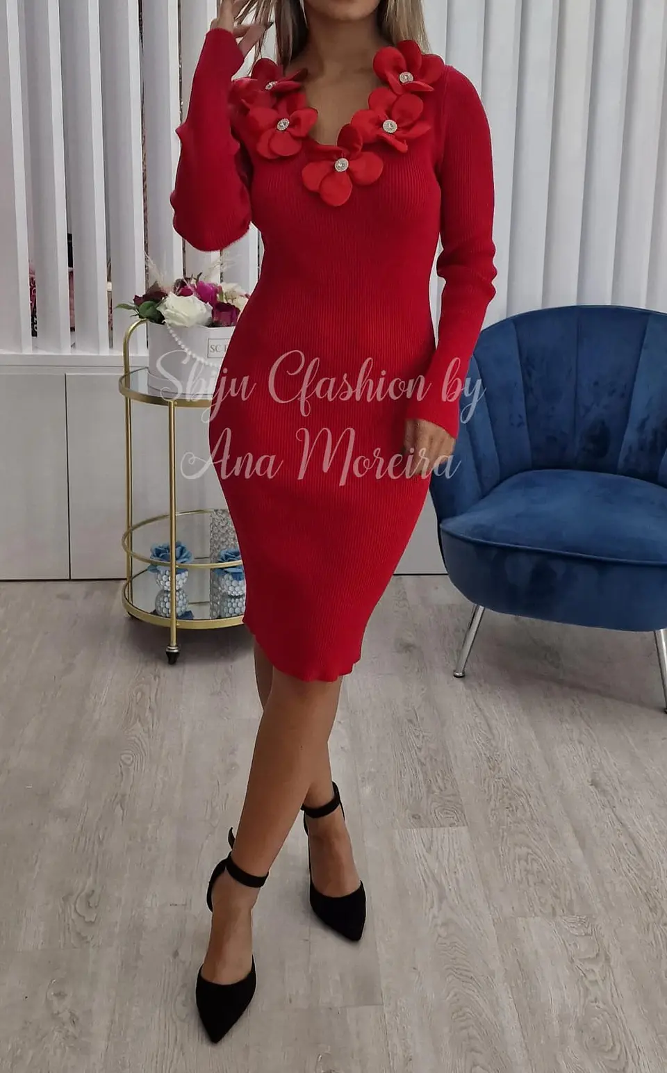 Vestido com Detalhe de Decote em Flores - TU 9