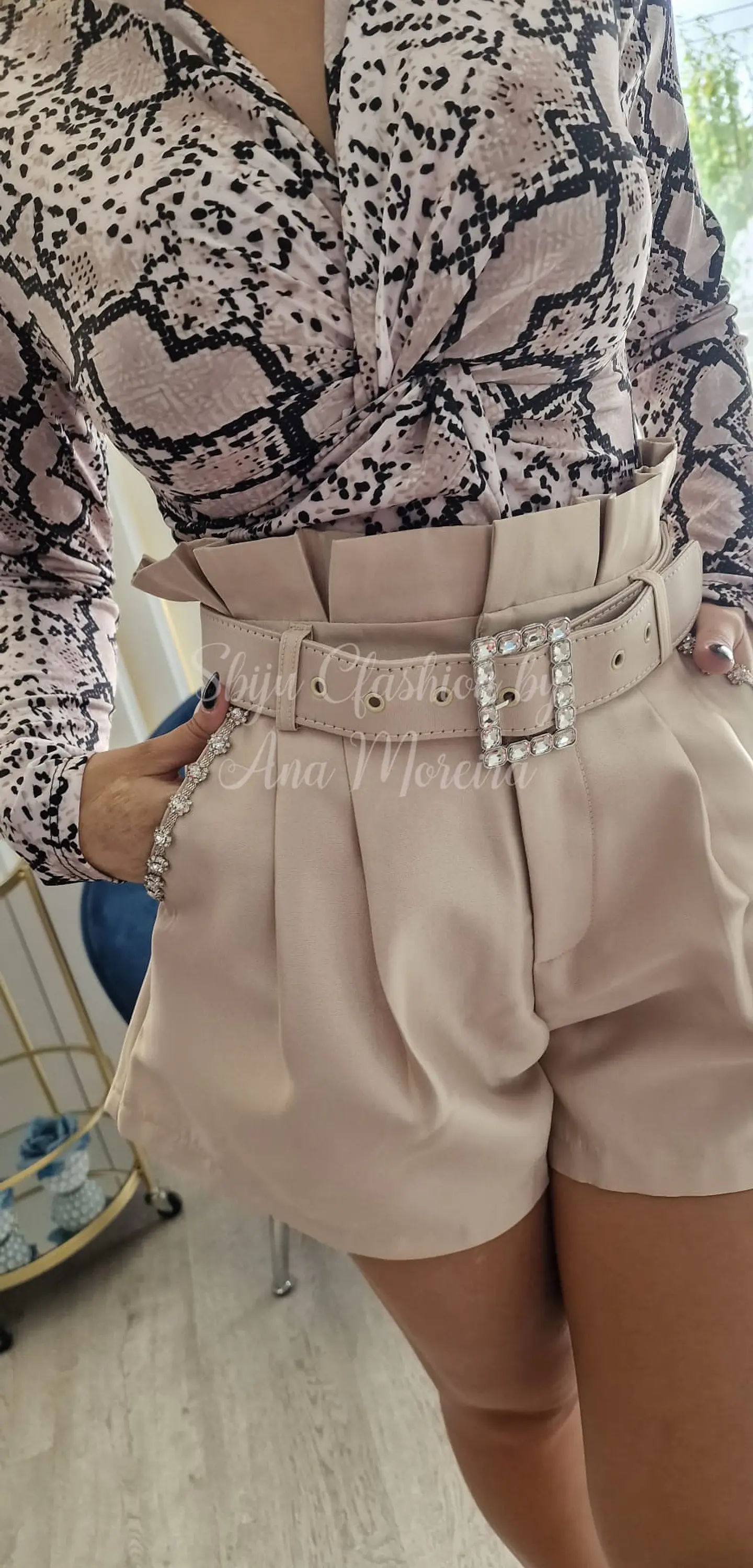 Calções com Detalhes no Cinto e Bolsos (Tamanho S) 4