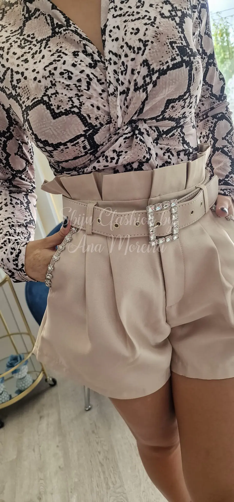 Calções com Detalhes no Cinto e Bolsos (Tamanho S) 4