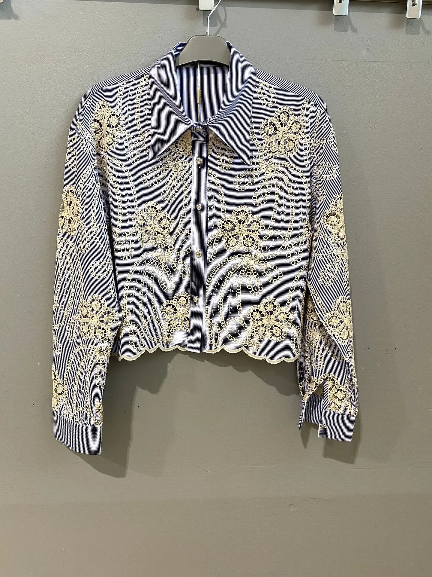 Camisa com Detalhes em Renda  2