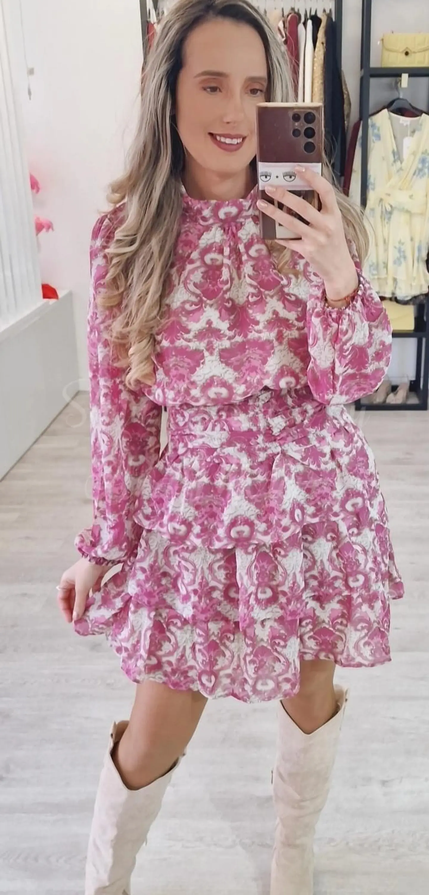 Vestido com Folhos e Detalhes em Rosa Forte 2
