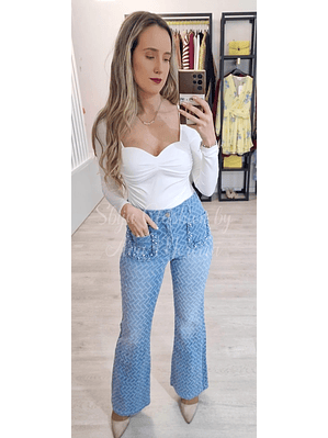 Calça de Ganga Boca de Sino com Detalhes nos Bolsos