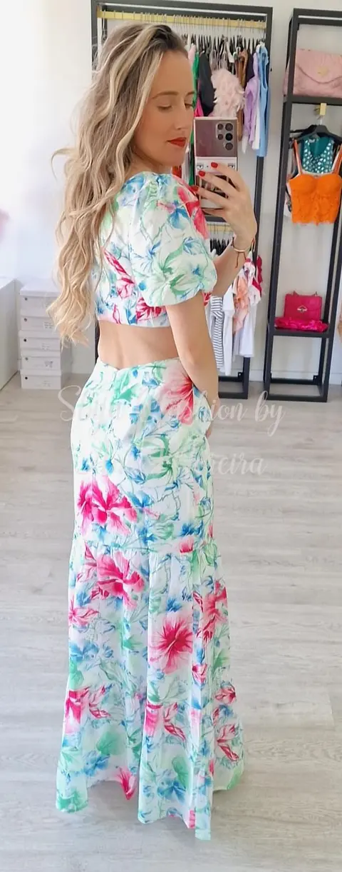 Vestido com Uma Manga e Padrão Floral