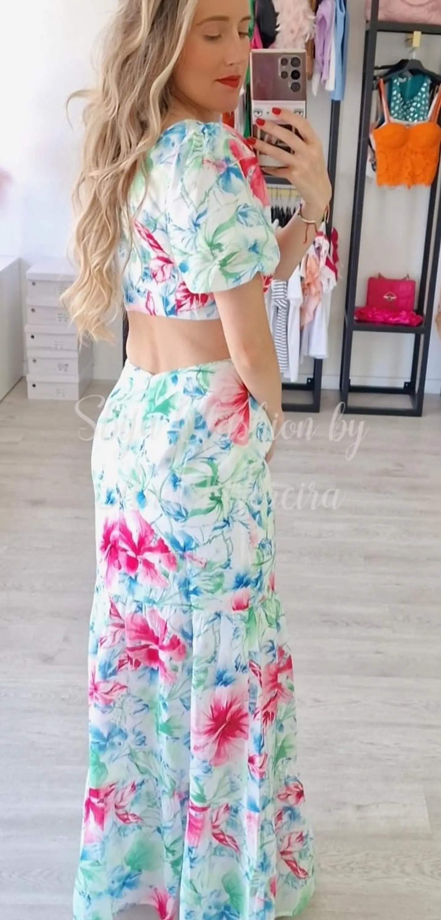 Vestido com Uma Manga e Padrão Floral 2