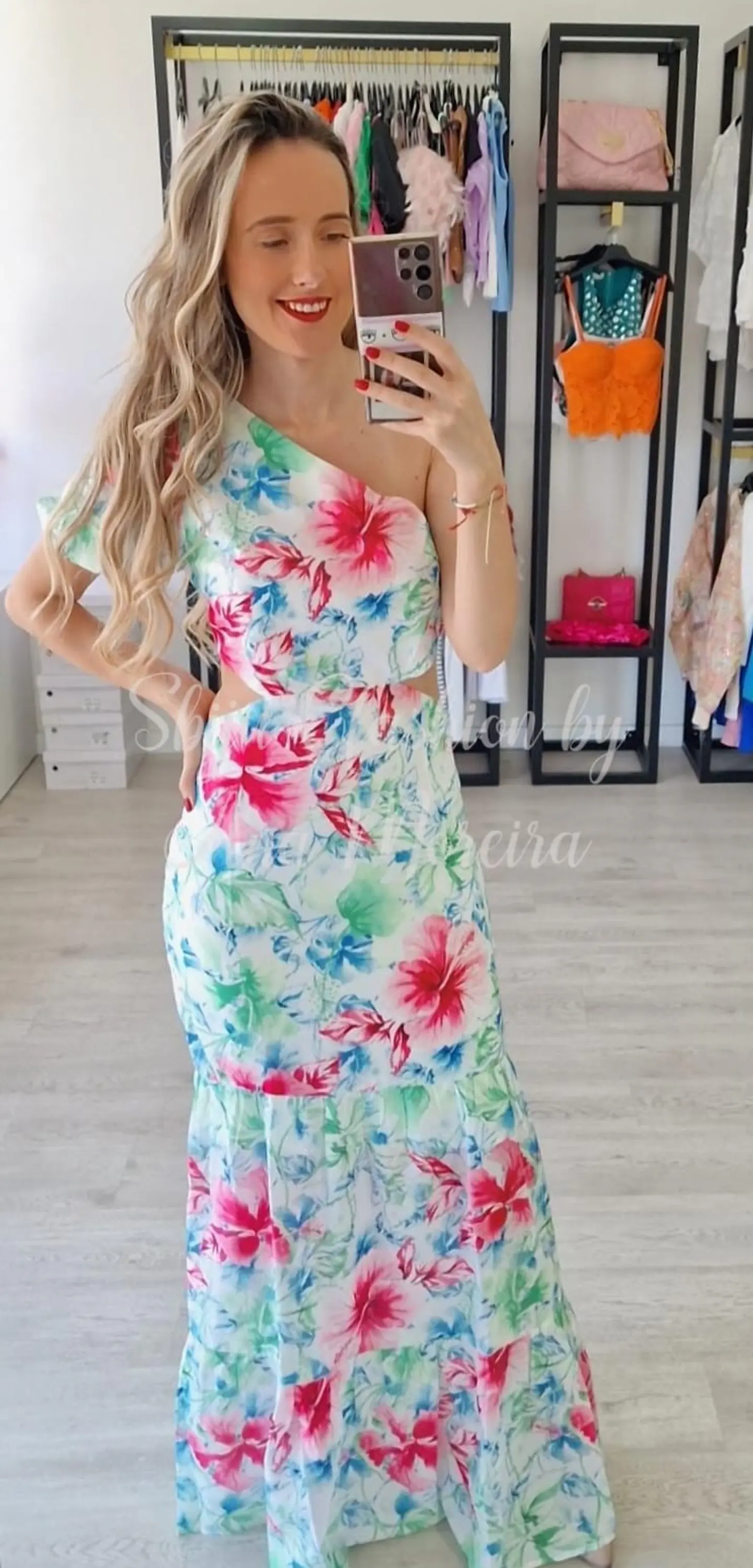 Vestido com Uma Manga e Padrão Floral 1