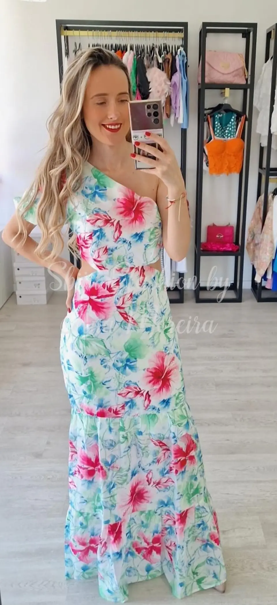 Vestido com Uma Manga e Padrão Floral 1