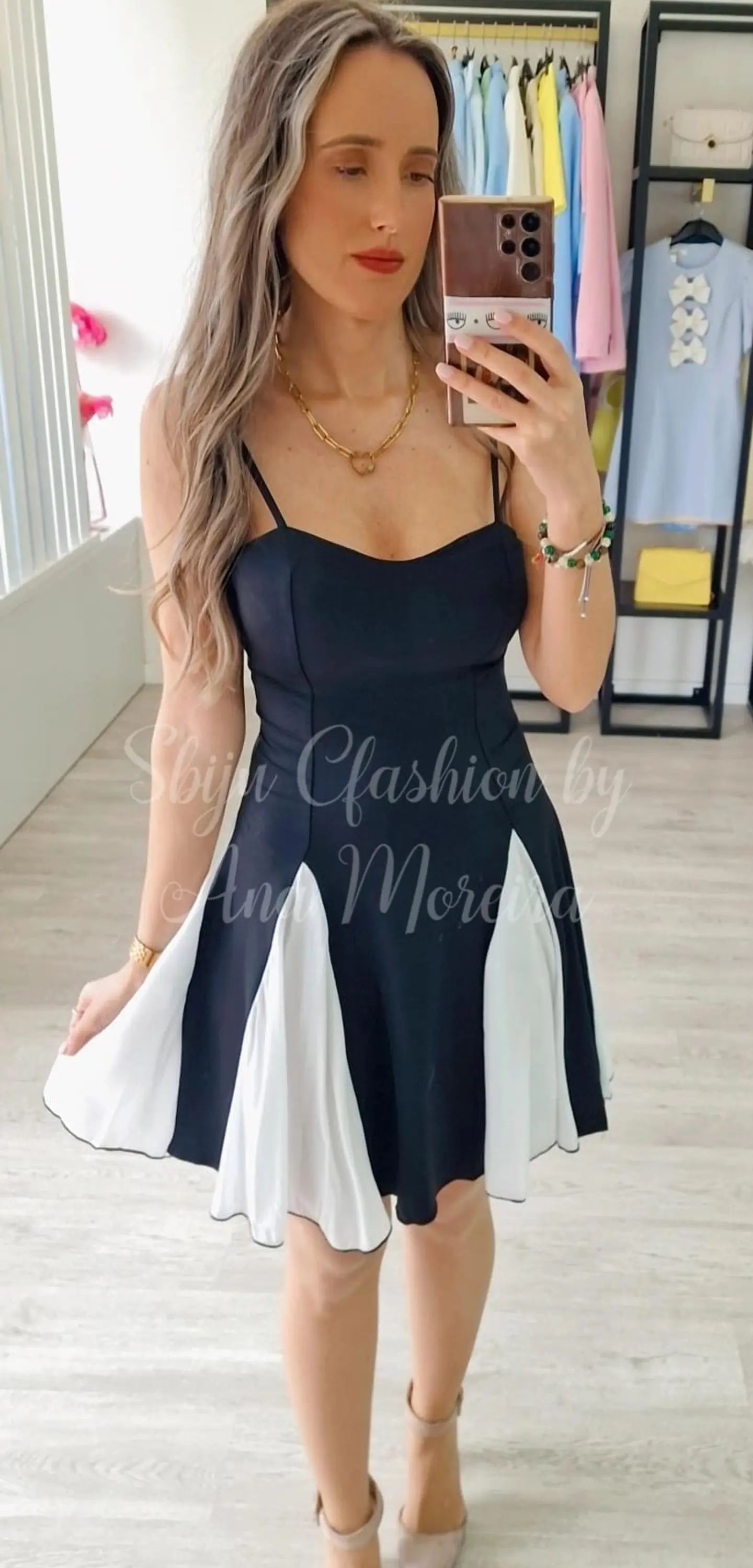 Vestido Preto com Aberturas em Branco 1