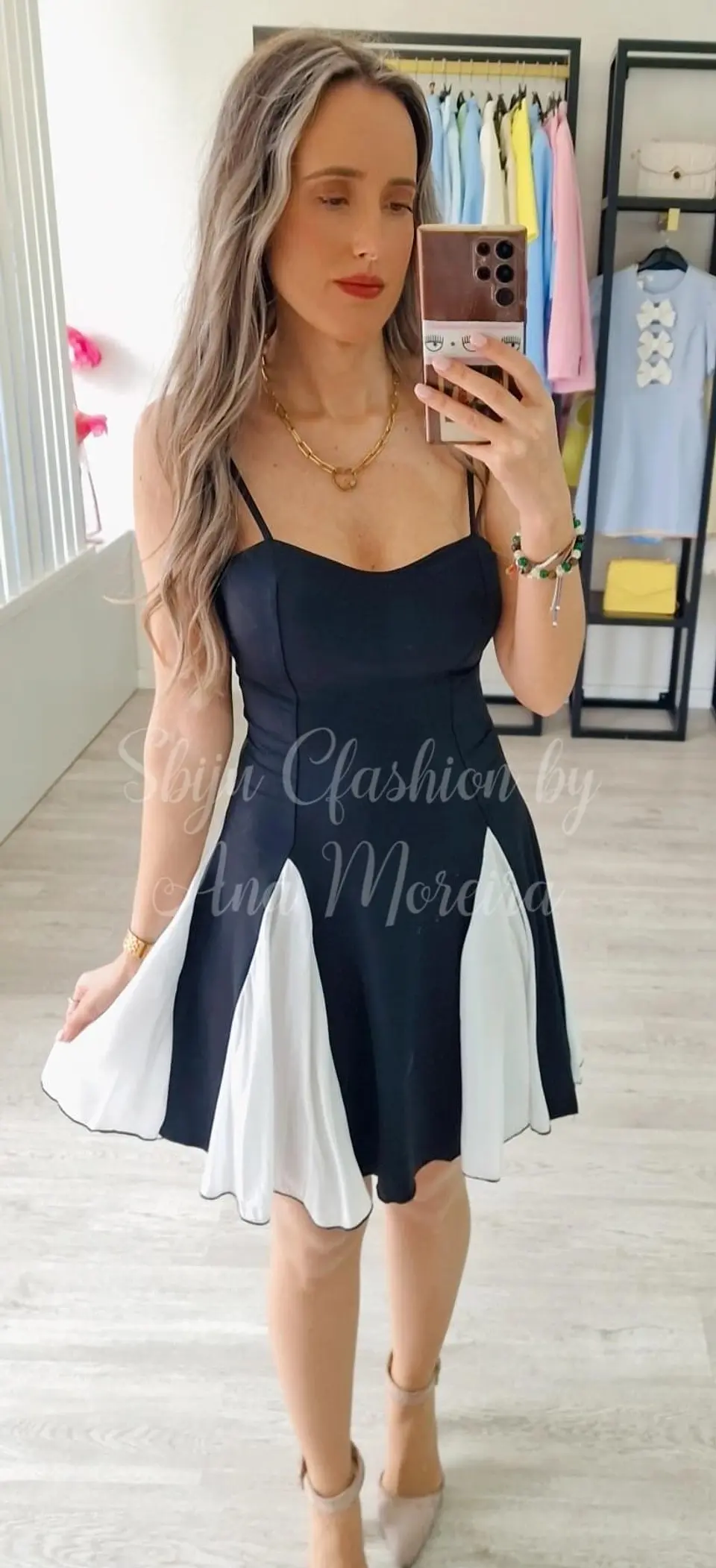 Vestido Preto com Aberturas em Branco 1