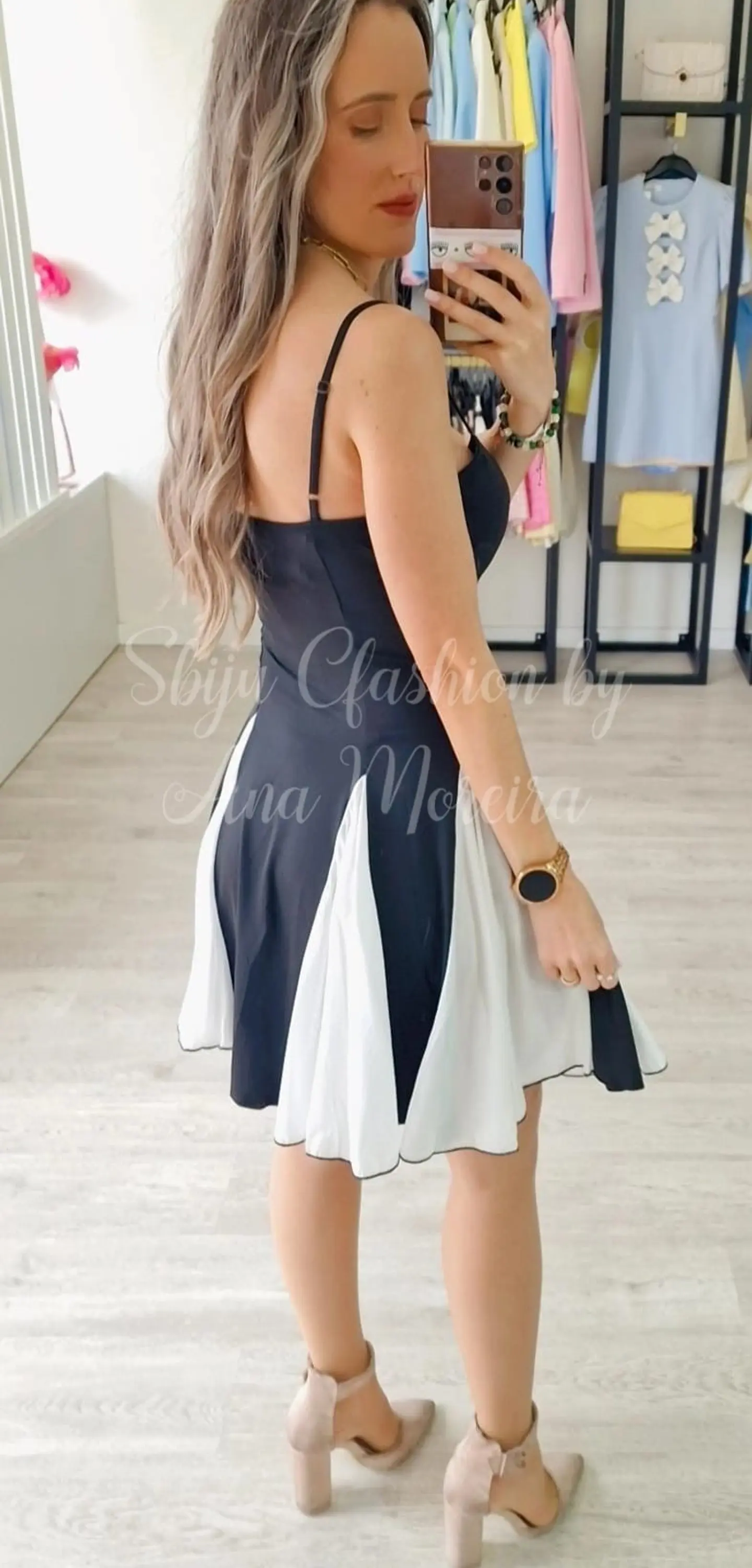 Vestido Preto com Aberturas em Branco 2