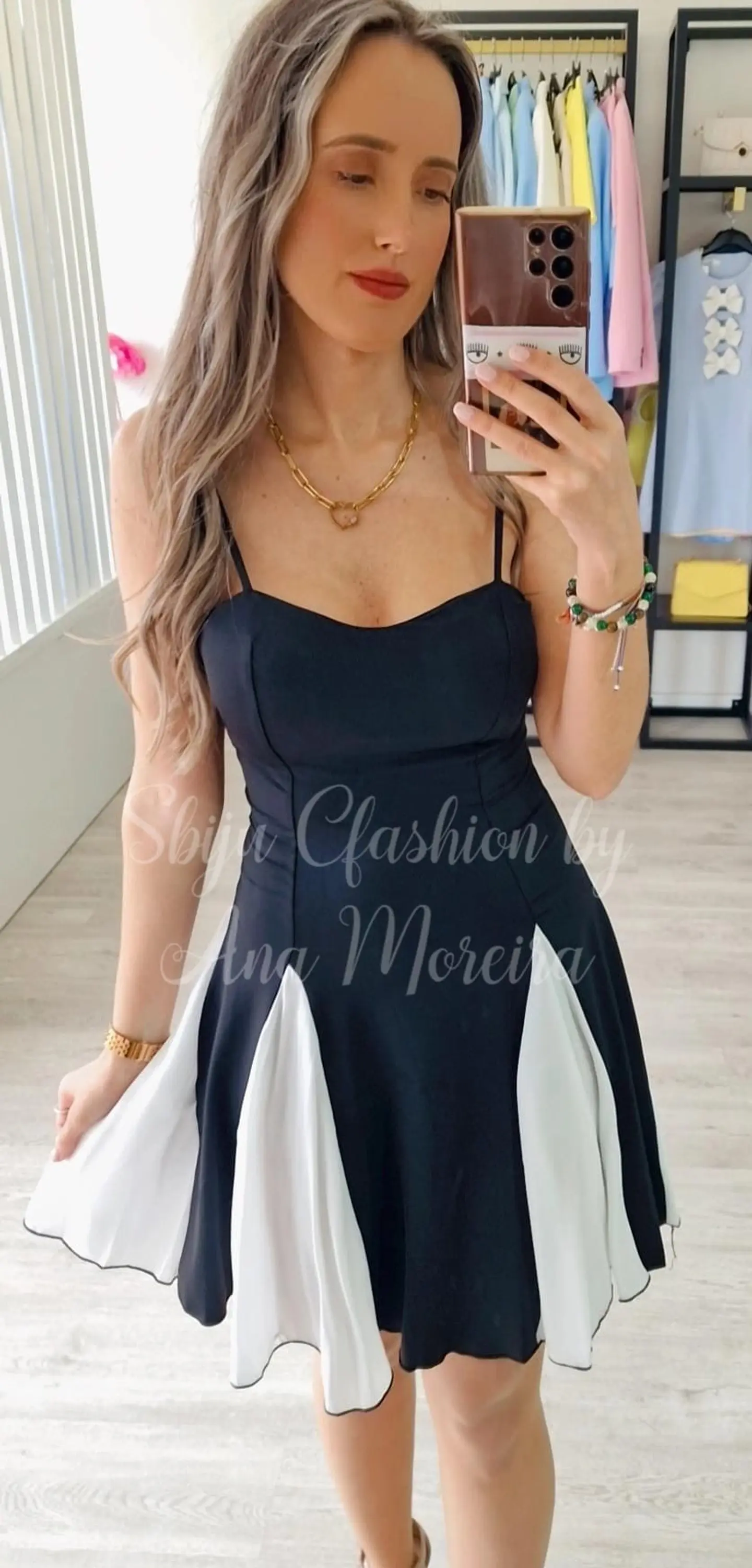 Vestido Preto com Aberturas em Branco 3