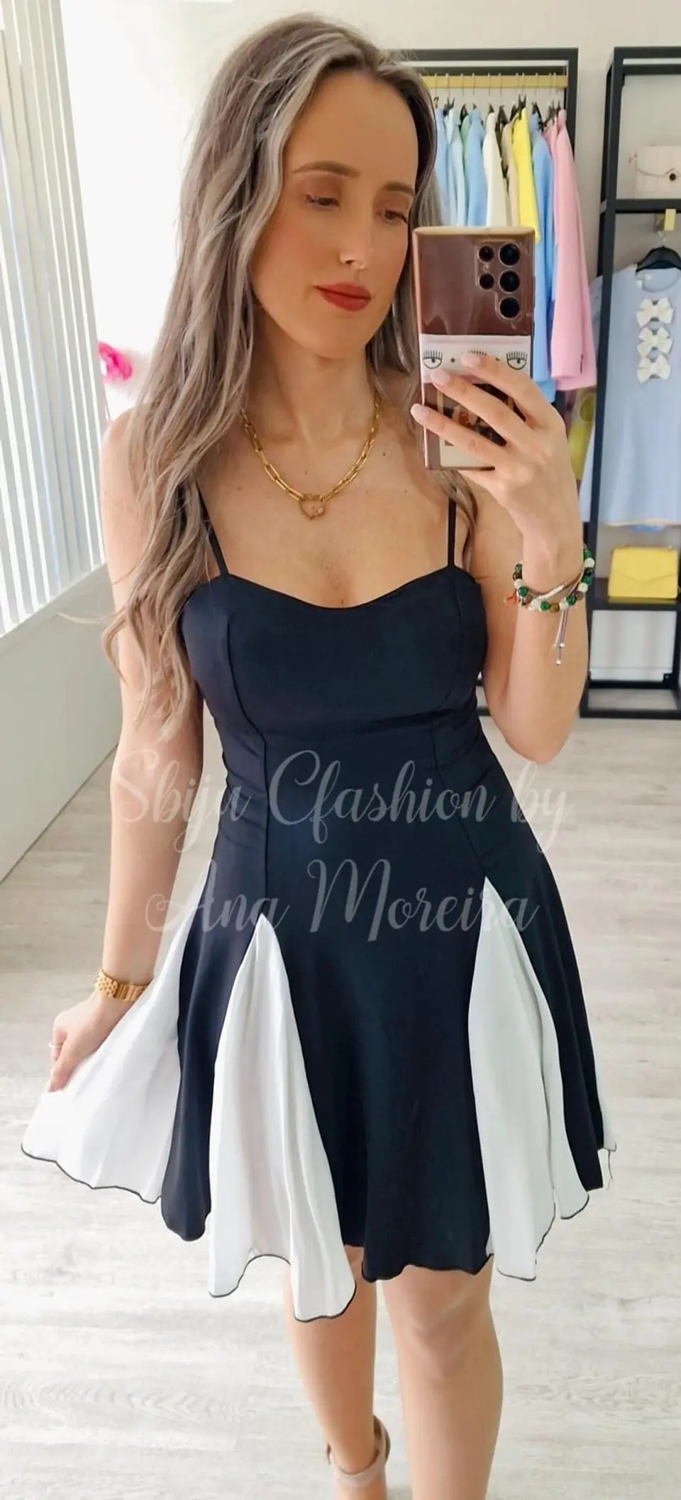 Vestido Preto com Aberturas em Branco 3
