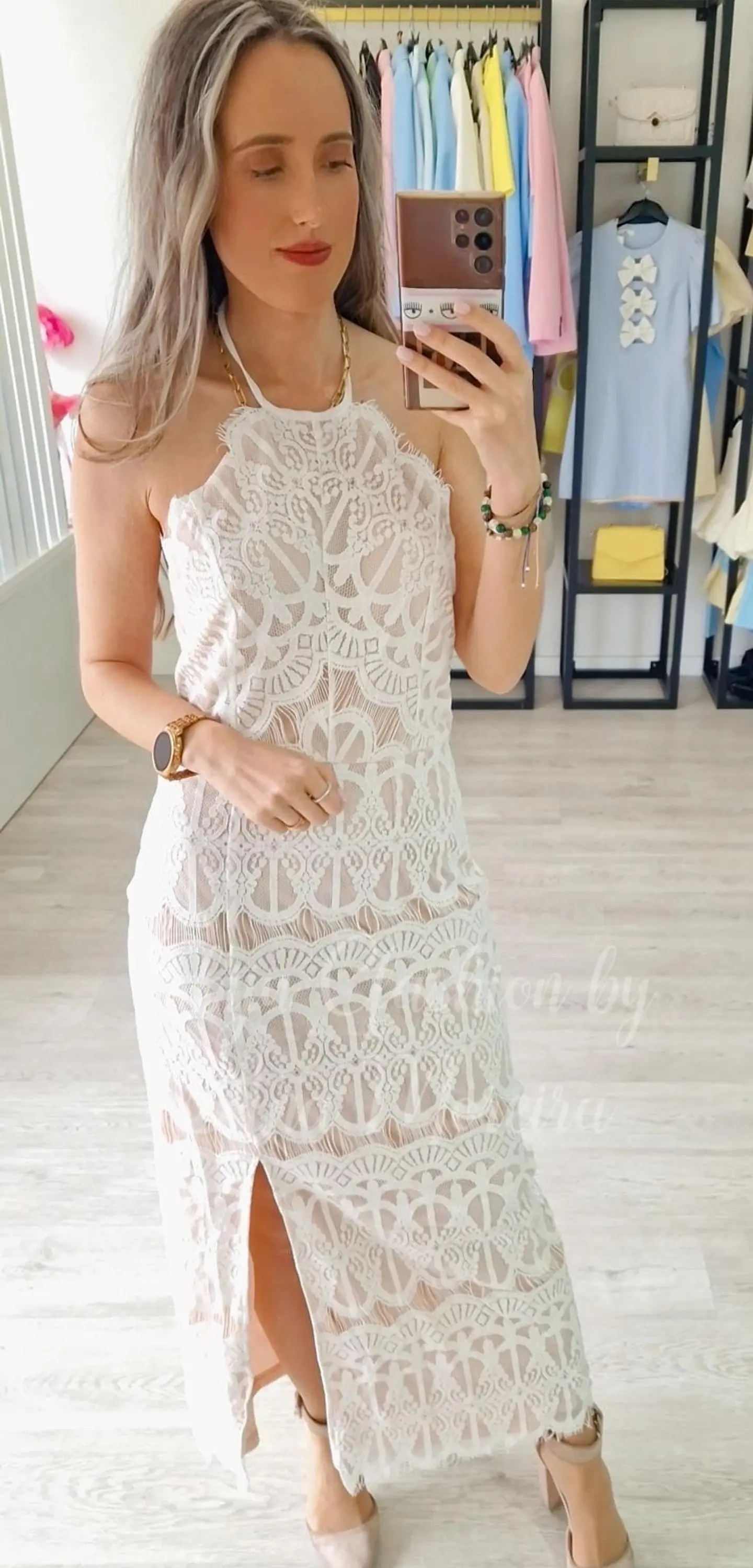Vestido em Renda com Forro Bege e Sem Costas  2