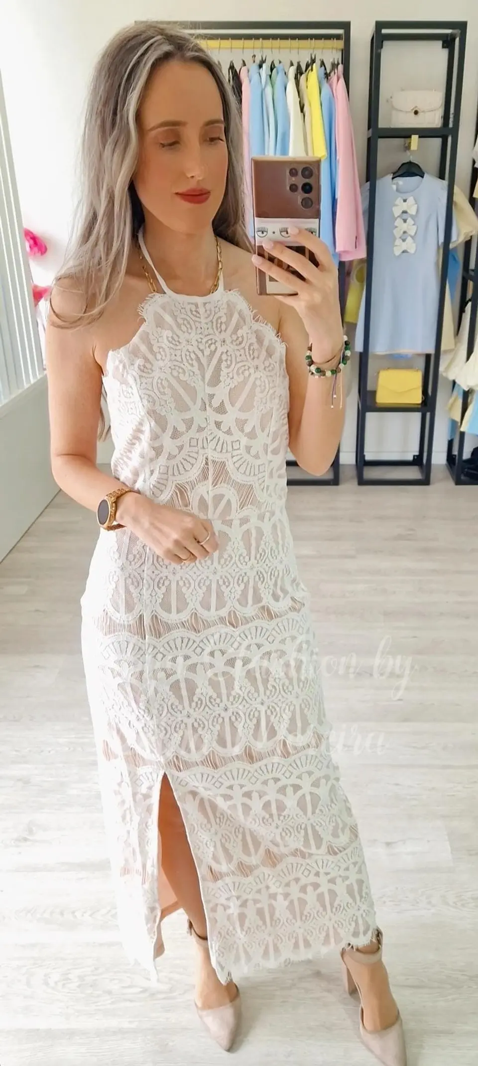 Vestido em Renda com Forro Bege e Sem Costas  2