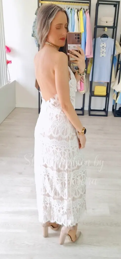 Vestido em Renda com Forro Bege e Sem Costas 