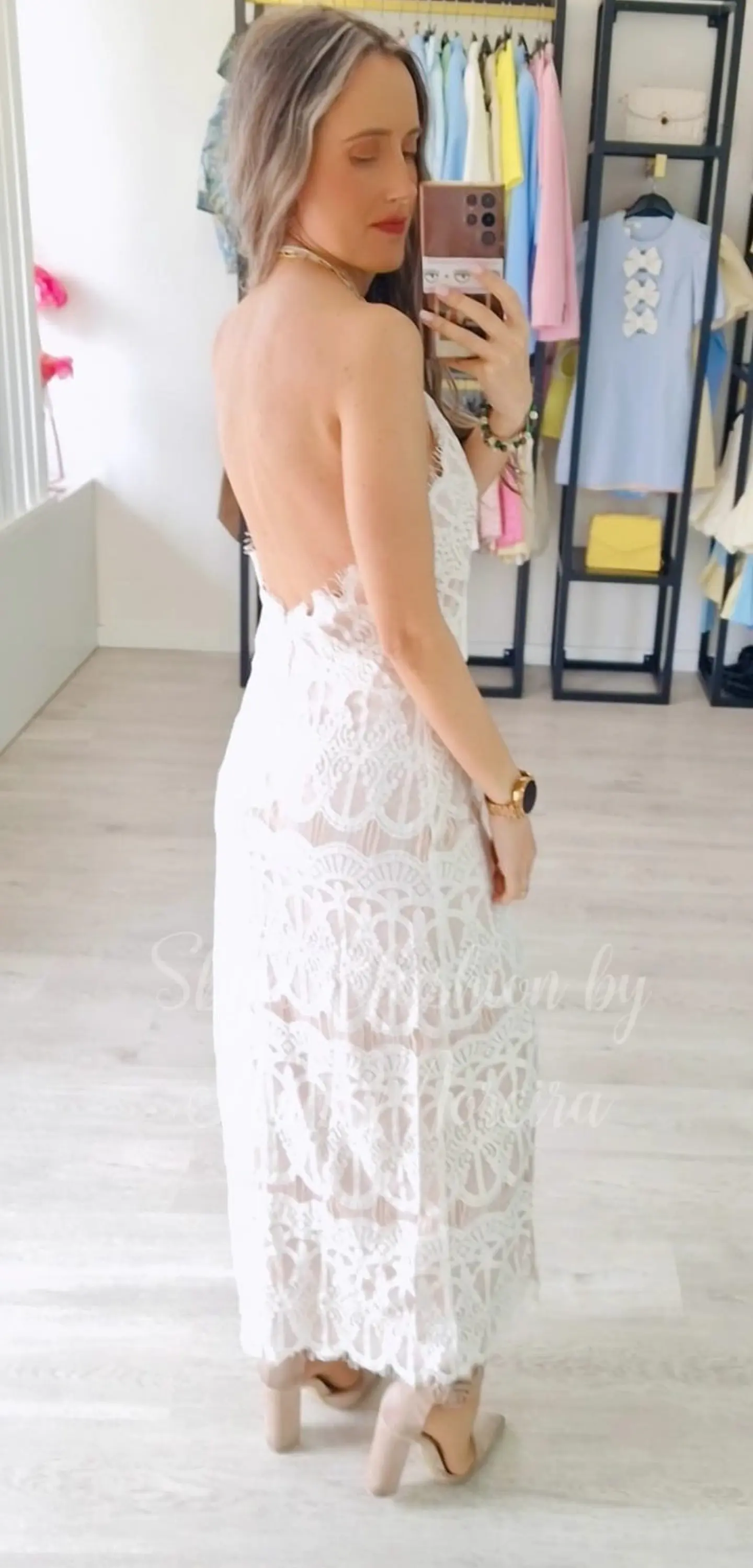 Vestido em Renda com Forro Bege e Sem Costas  1