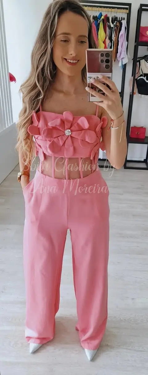 Macacão com Flores e Transparência na Barriga 