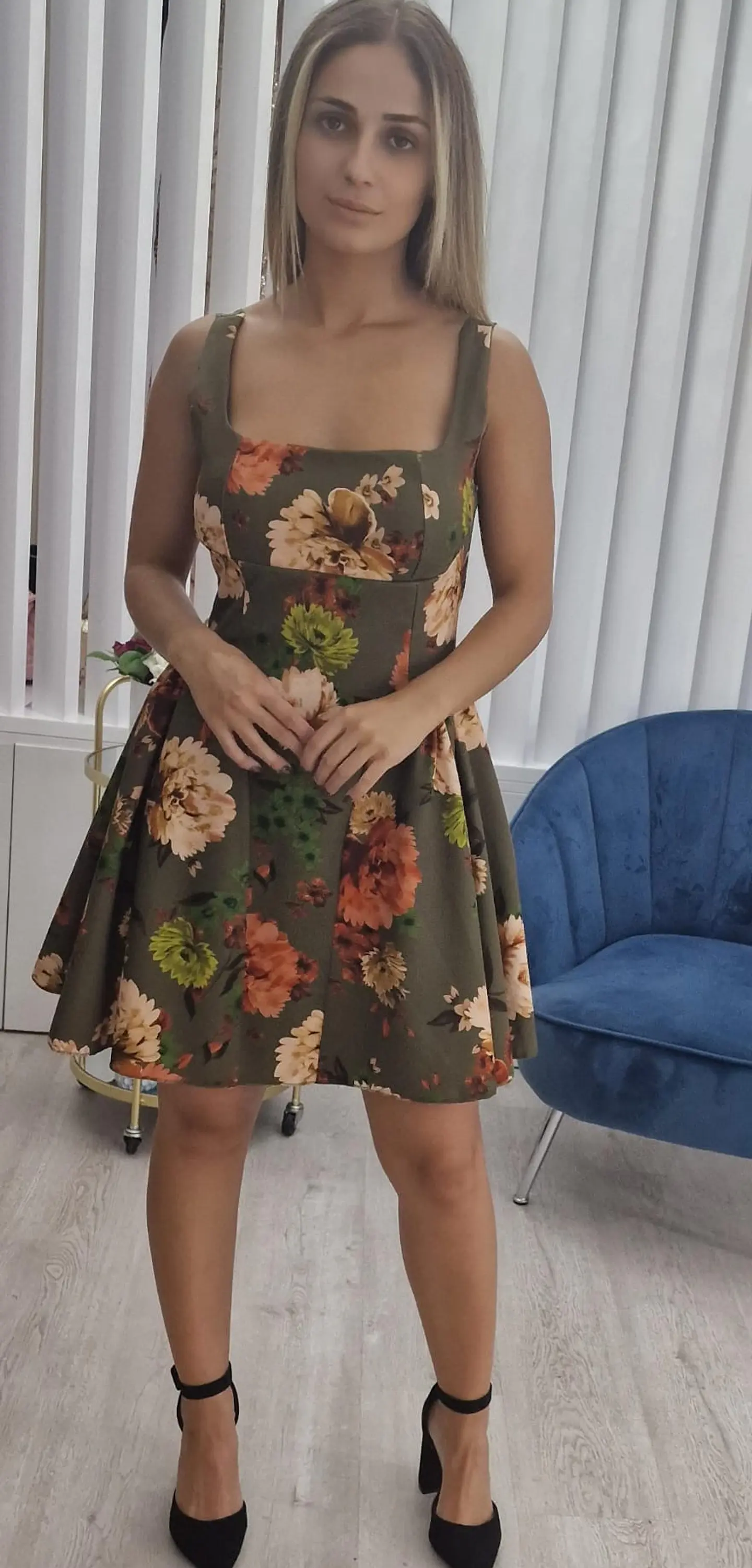 Vestido com Decote nas Costas e Cinto 4