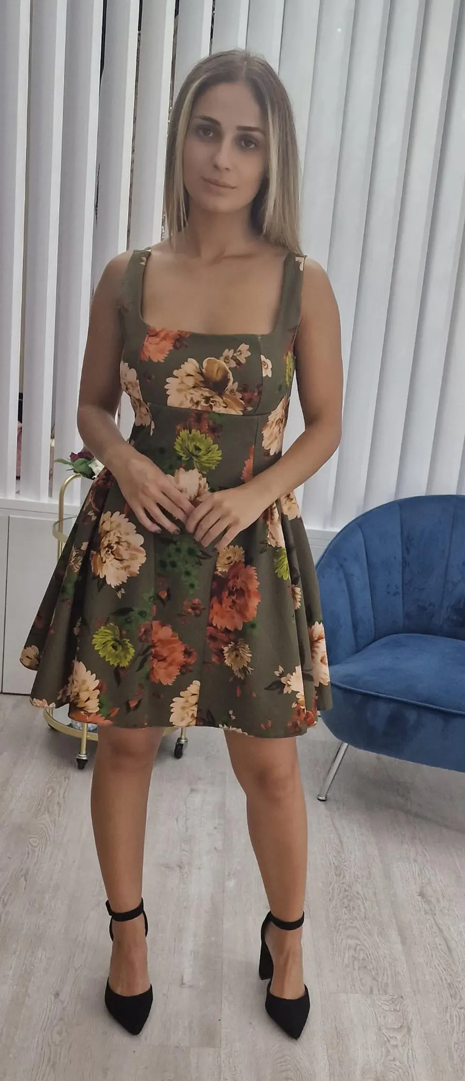 Vestido com Decote nas Costas e Cinto 4
