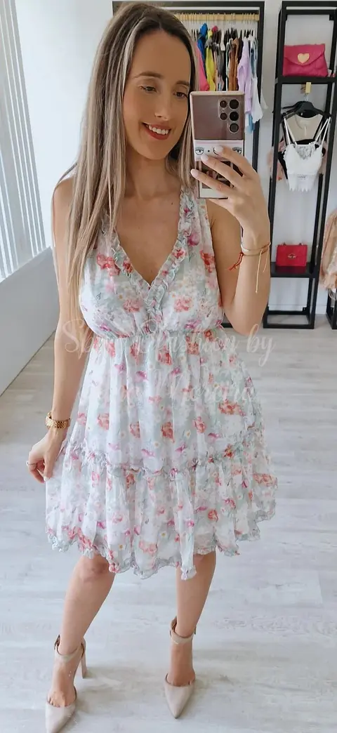 Vestido Florido com Abertura nas Costas e Decote 