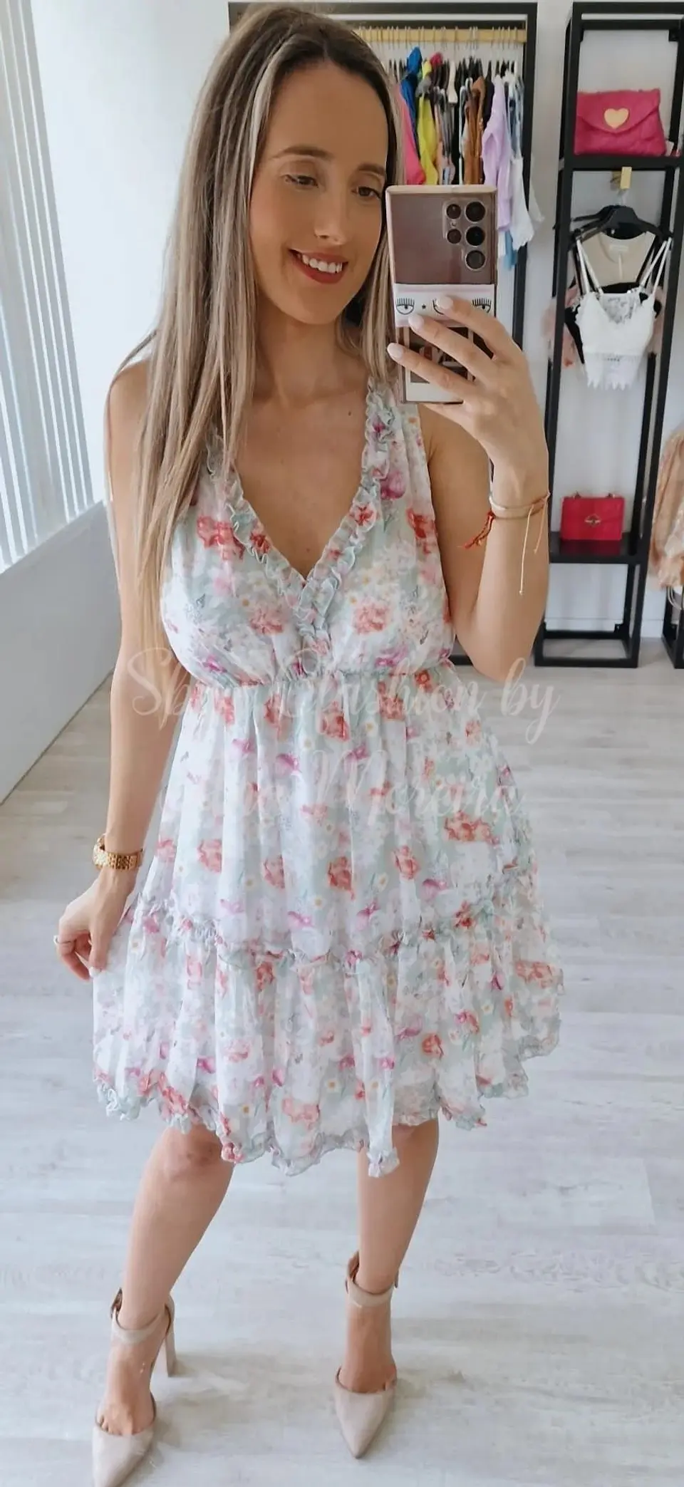 Vestido Florido com Abertura nas Costas e Decote  1