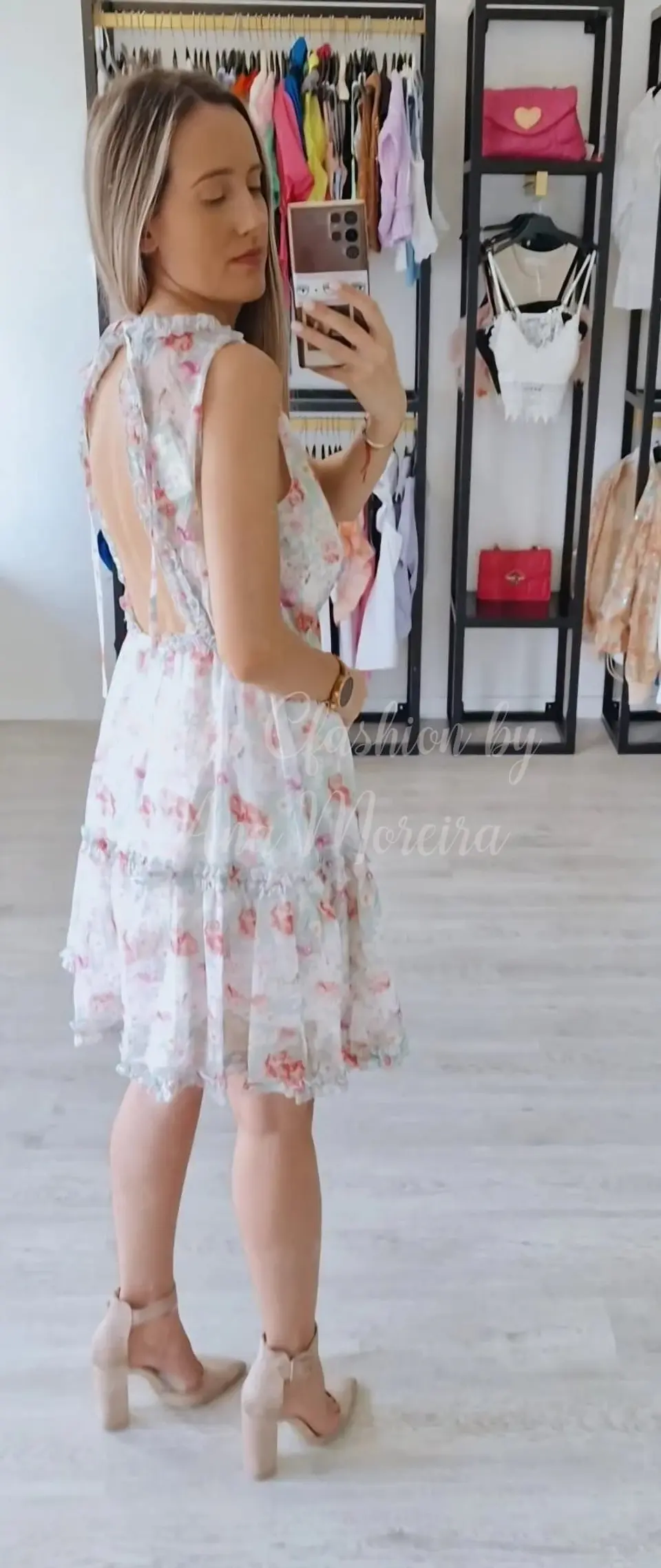 Vestido Florido com Abertura nas Costas e Decote  2