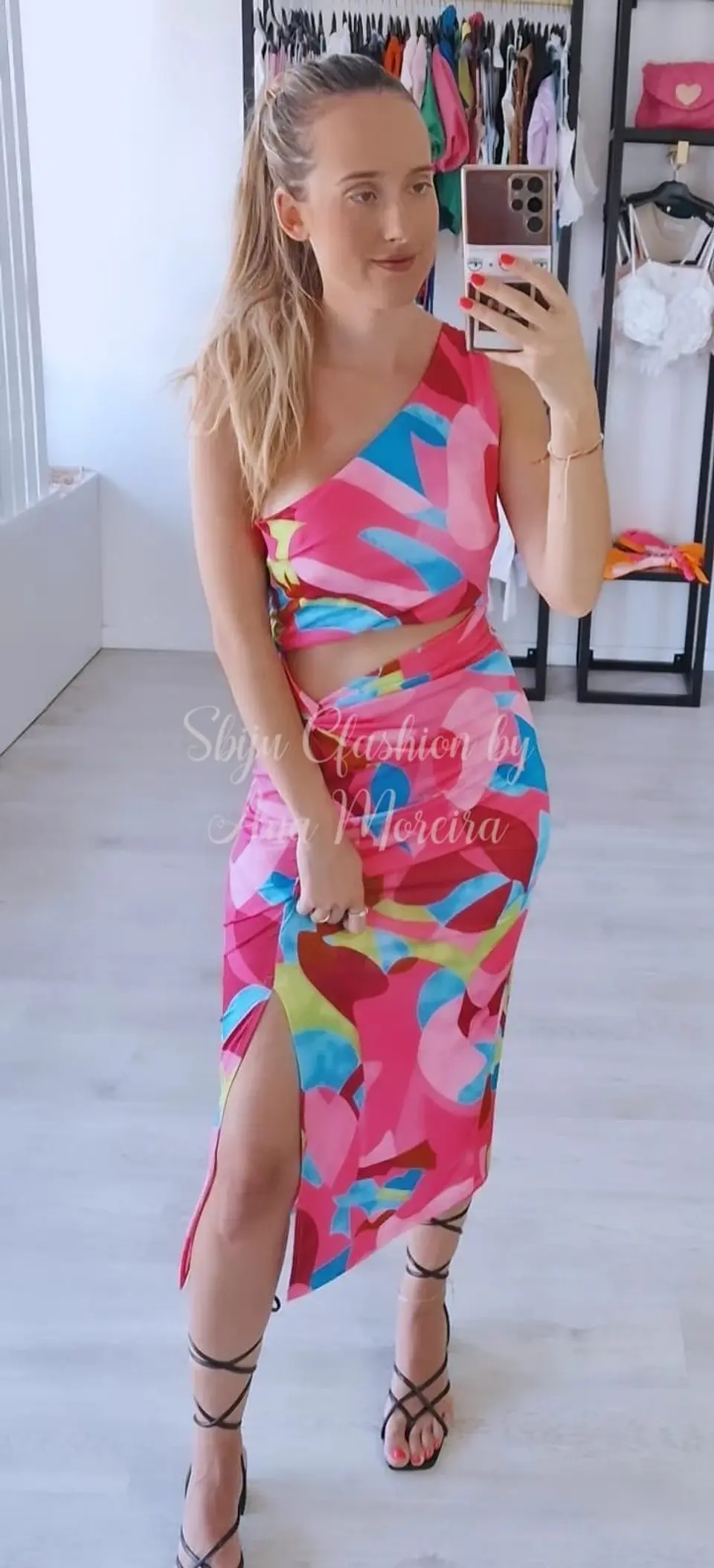 Vestido Midi Justo Estampado com Abertura na Barriga 1