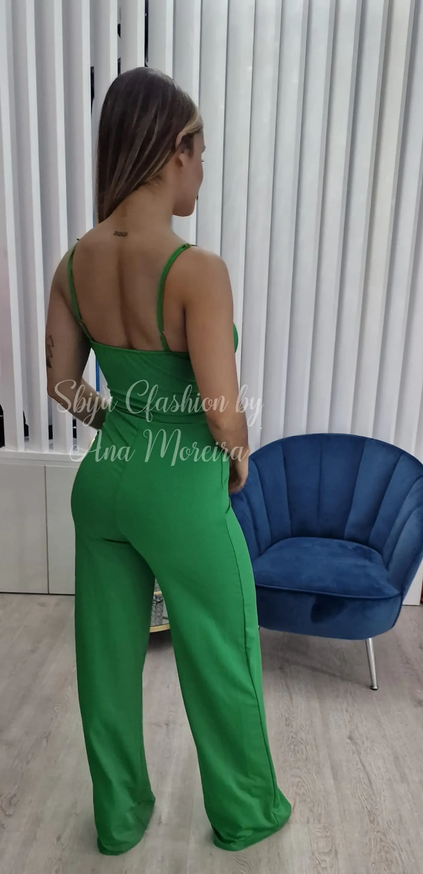 Macacão de Calça com Detalhe de Nó no Decote  2