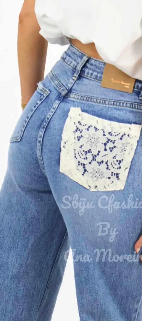Calça de Ganga Queen Hearts com Detalhe em Renda