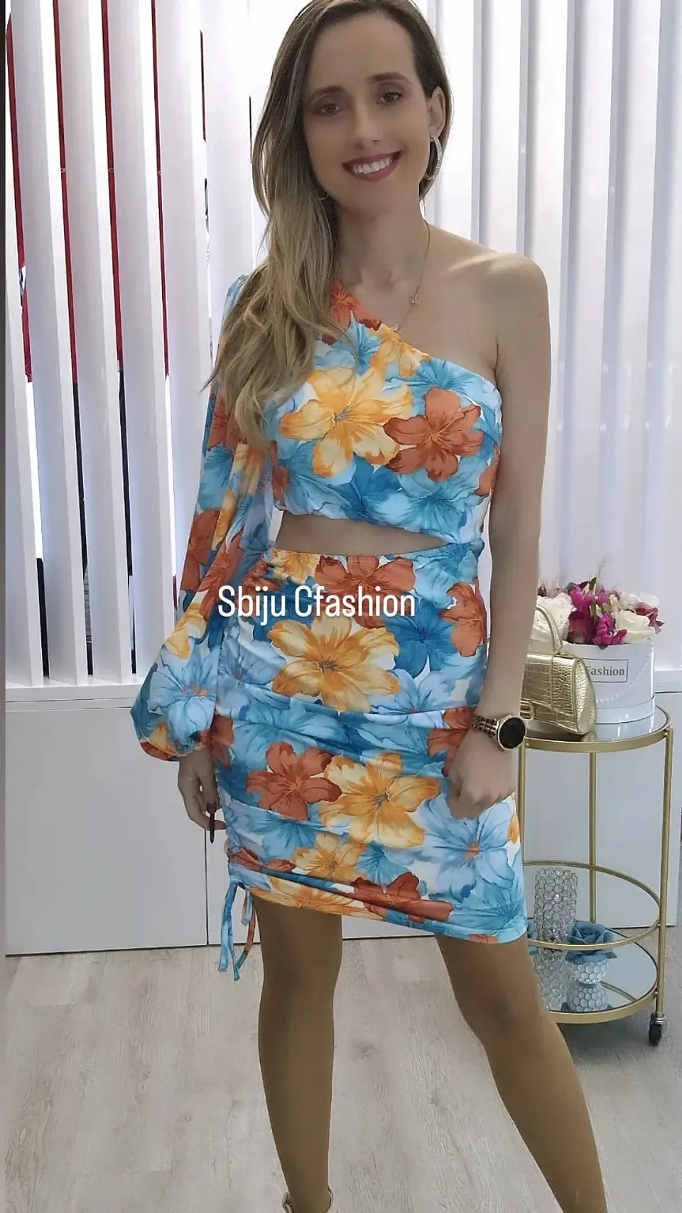 Vestido com uma manga e abertura na barriga 1