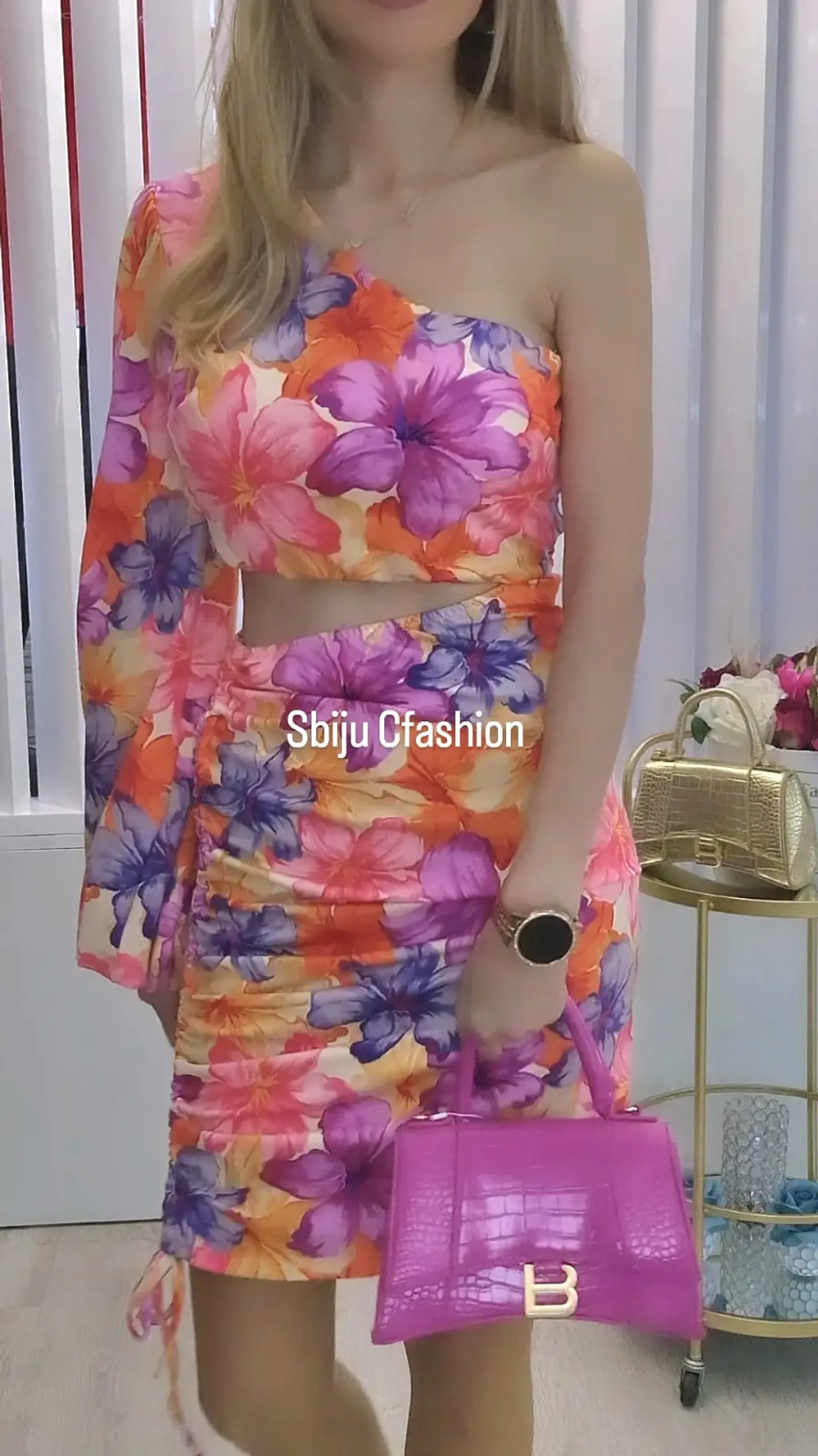 Vestido com uma manga e abertura na barriga 7