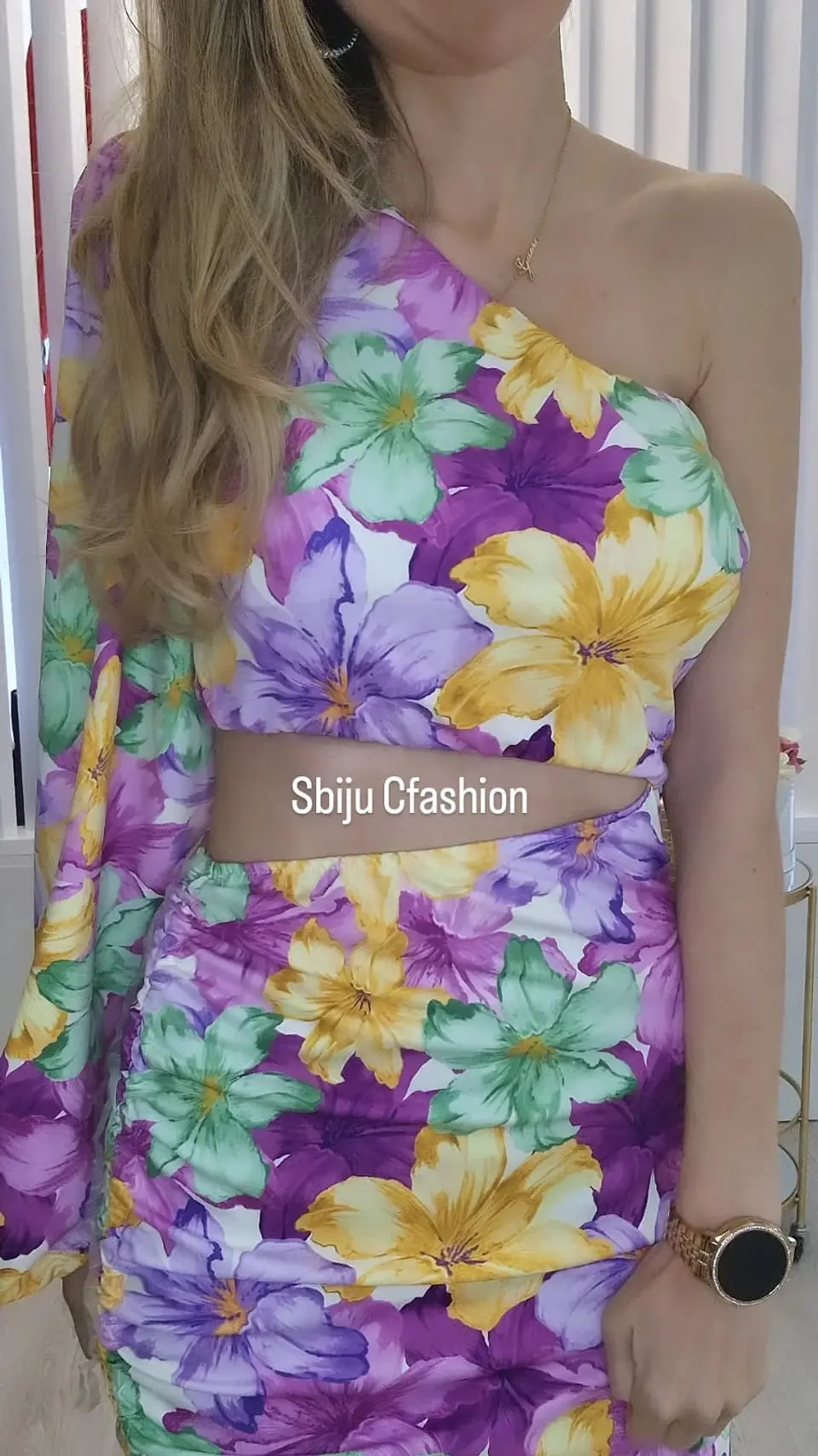Vestido com uma manga e abertura na barriga 5