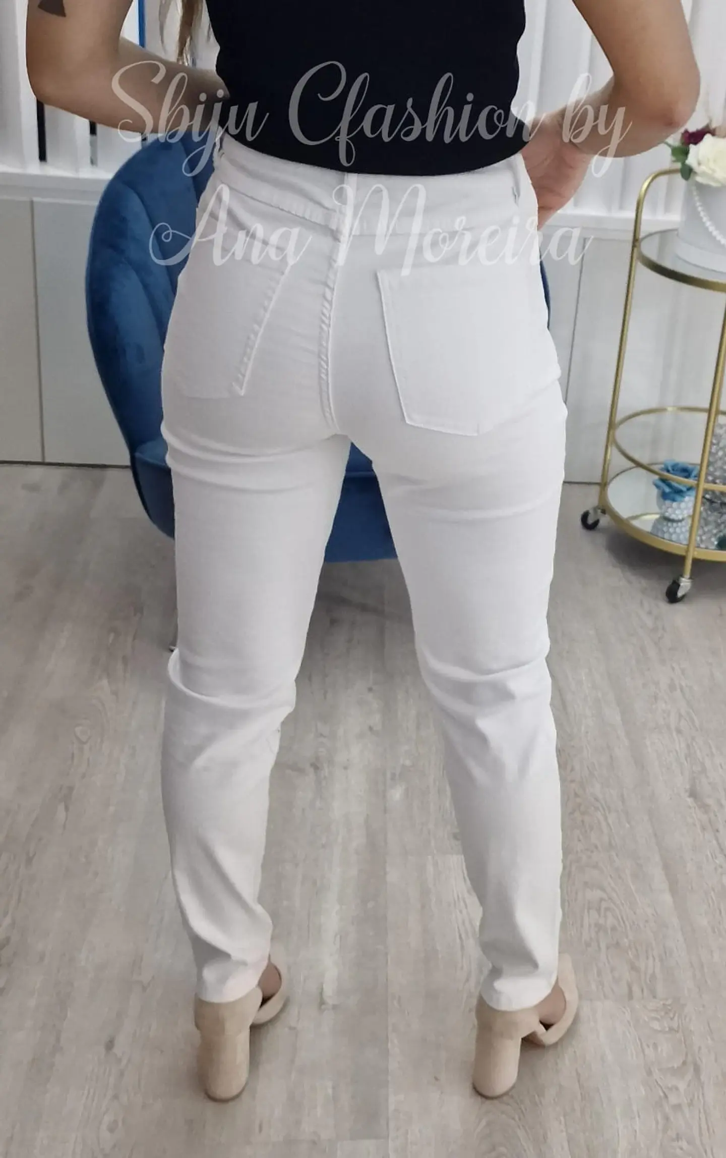 Calça branca com brilhantes na frente - S 3