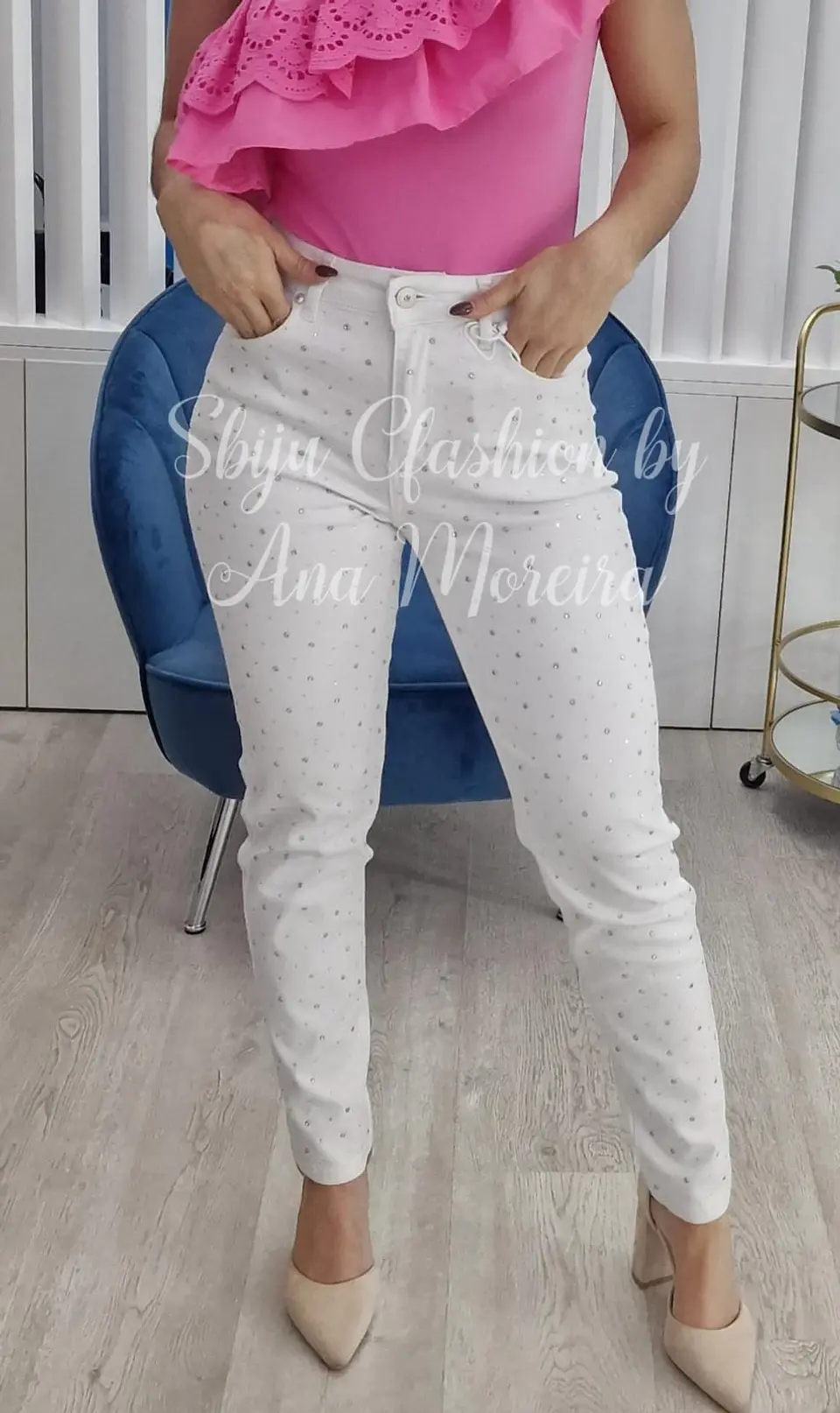 Calça branca com brilhantes na frente - S 6